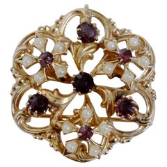 Alfiler/broche victoriano abierto de inspiración floral y engastado con semillas de perlas y amatistas