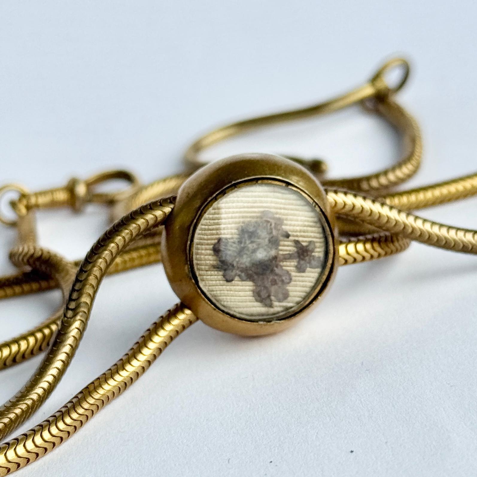 Las cadenas Longuard son muy versátiles y se pueden llevar de muchas maneras. Esta cadena está modelada en pinchbeck, que es un metal utilizado para imitar el oro amarillo. Esta cadena tiene el deslizador original, así como un gancho y una pinza