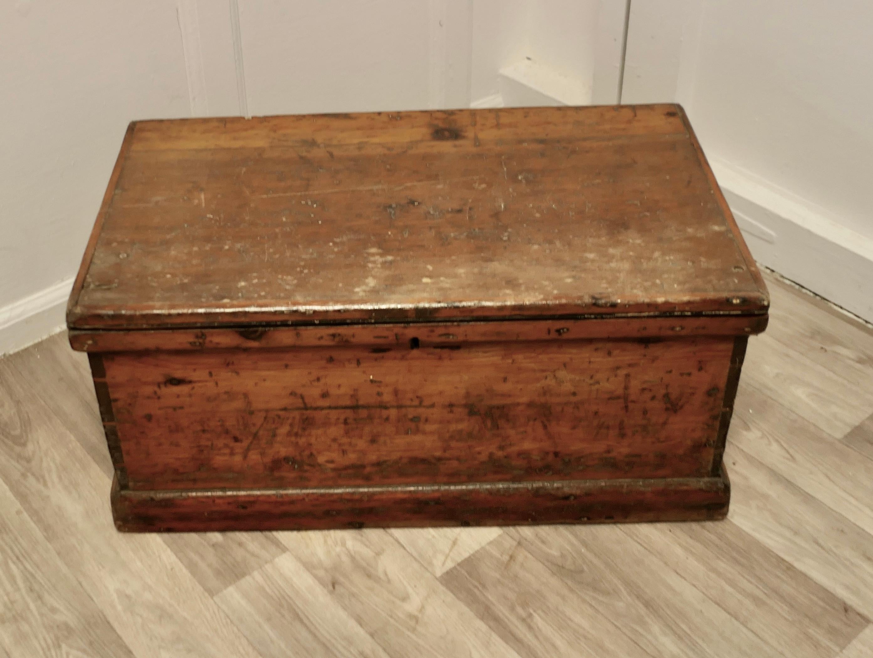 Victorian Pine Blanket Box, Coffee Table or Shoe Tidy   This is an original 19th In Good Condition For Sale In Godshill, Isle of Wight
