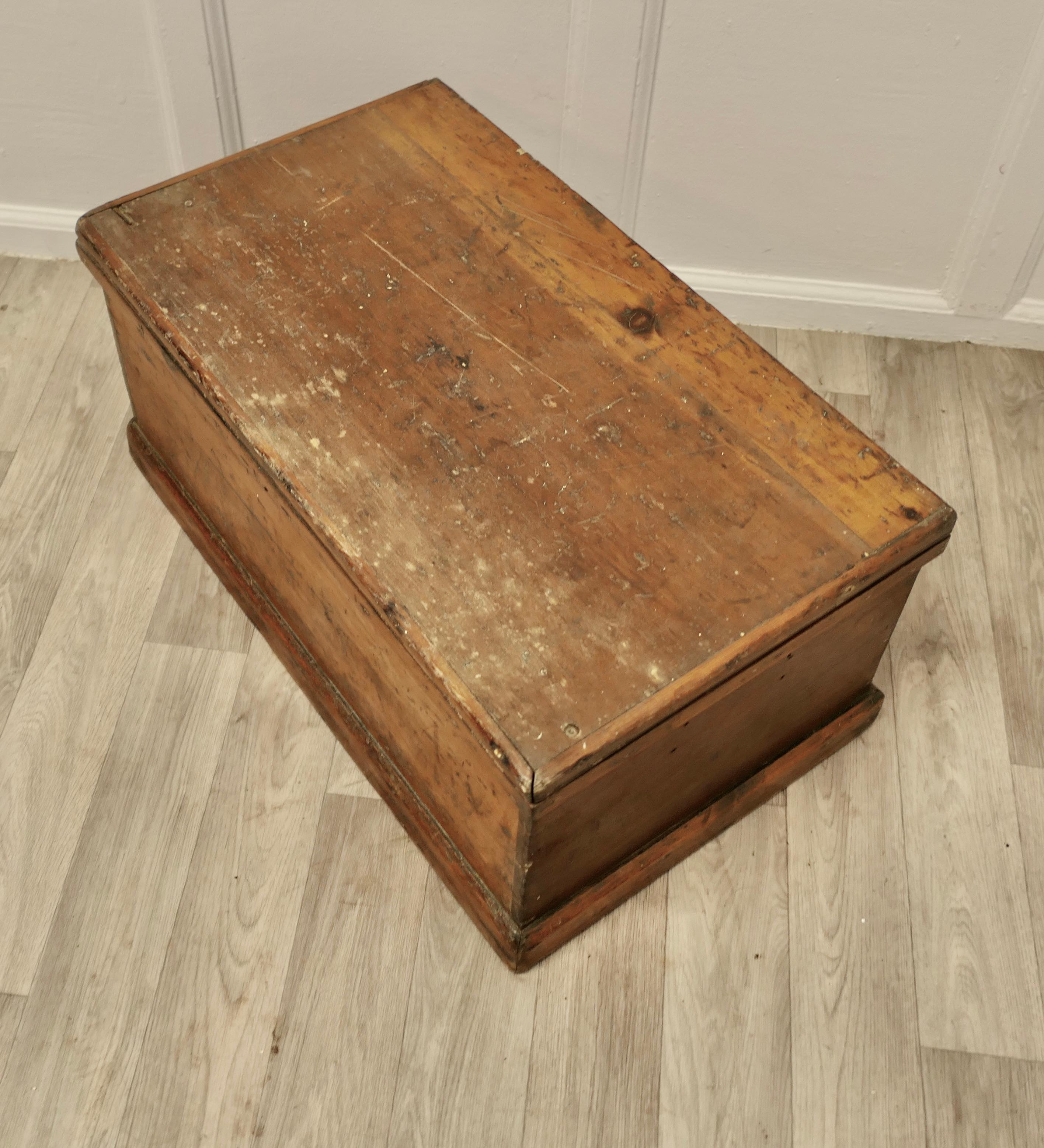 Victorian Pine Blanket Box, Coffee Table or Shoe Tidy   This is an original 19th For Sale 1