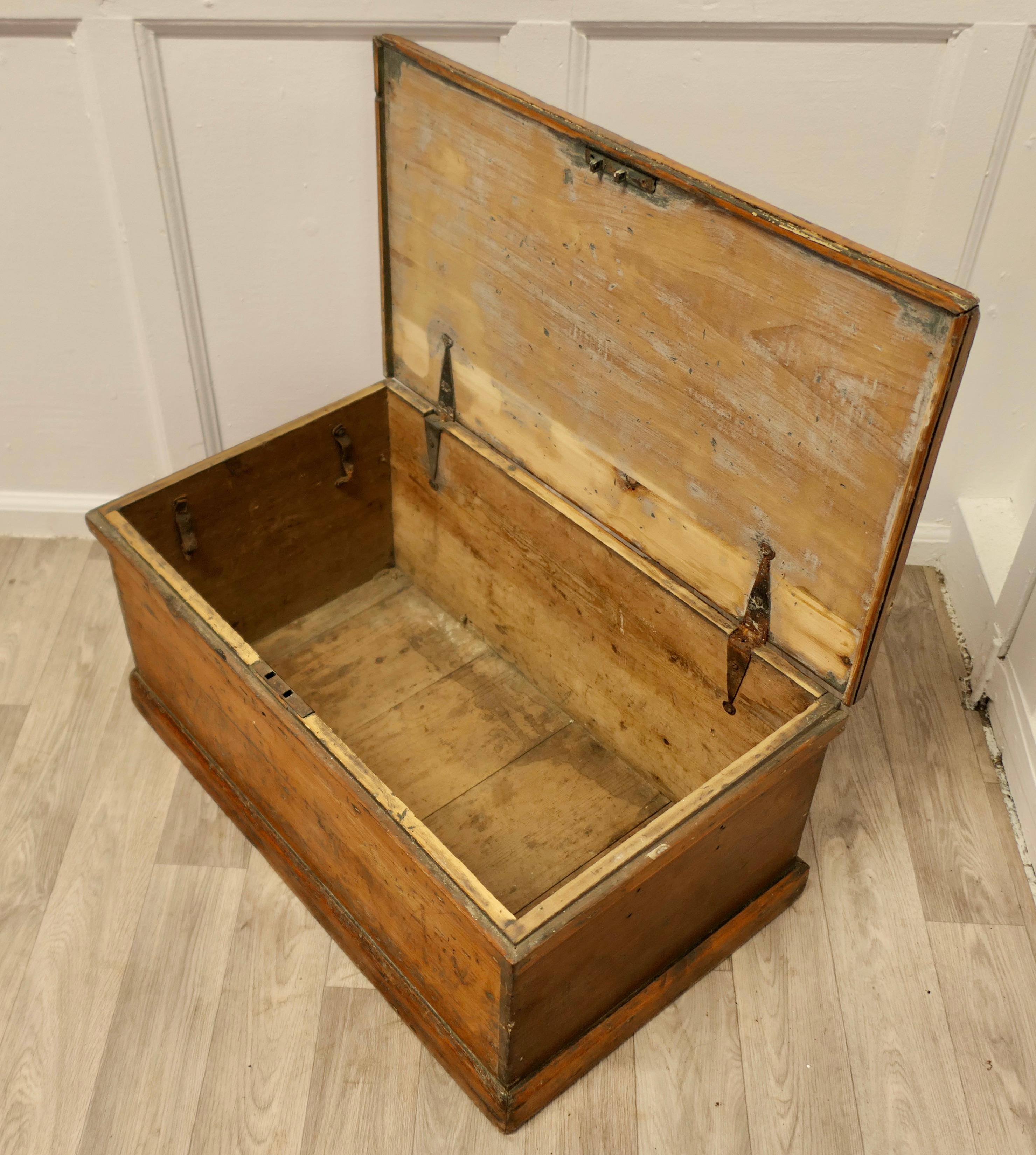 Victorian Pine Blanket Box, Coffee Table or Shoe Tidy   This is an original 19th For Sale 2
