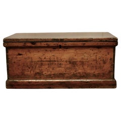 Boîte à couvertures en pin de style victorien, table basse ou rangement pour chaussures   Il s'agit d'un exemplaire original du 19e