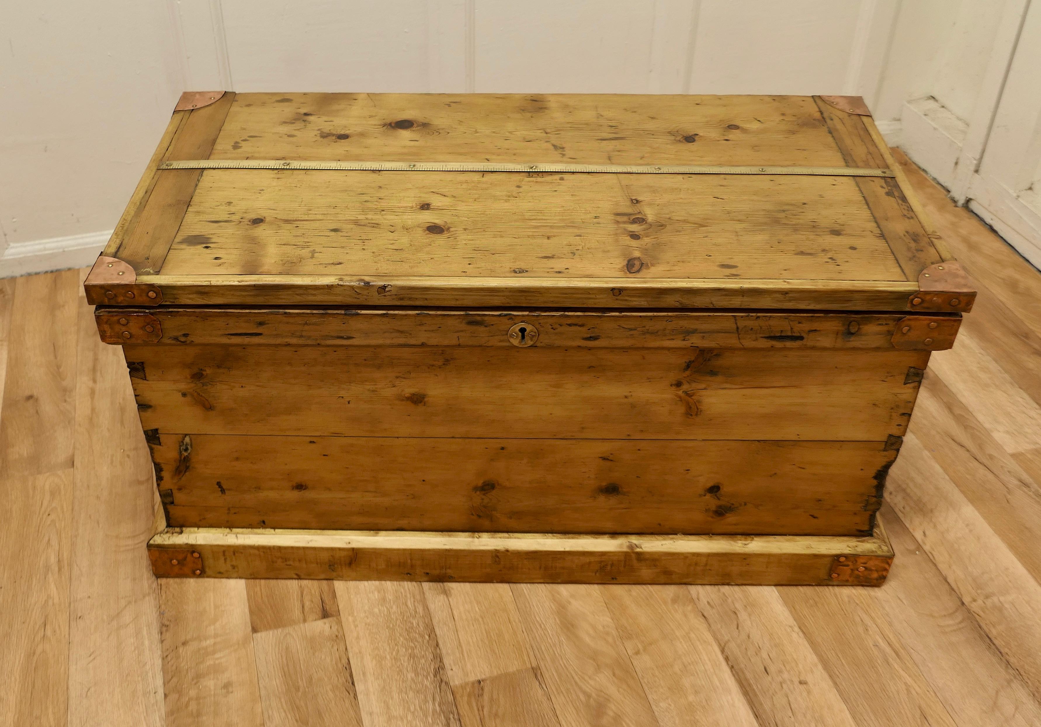 Victorian Pine Carpenters Box  In Good Condition In Chillerton, Isle of Wight