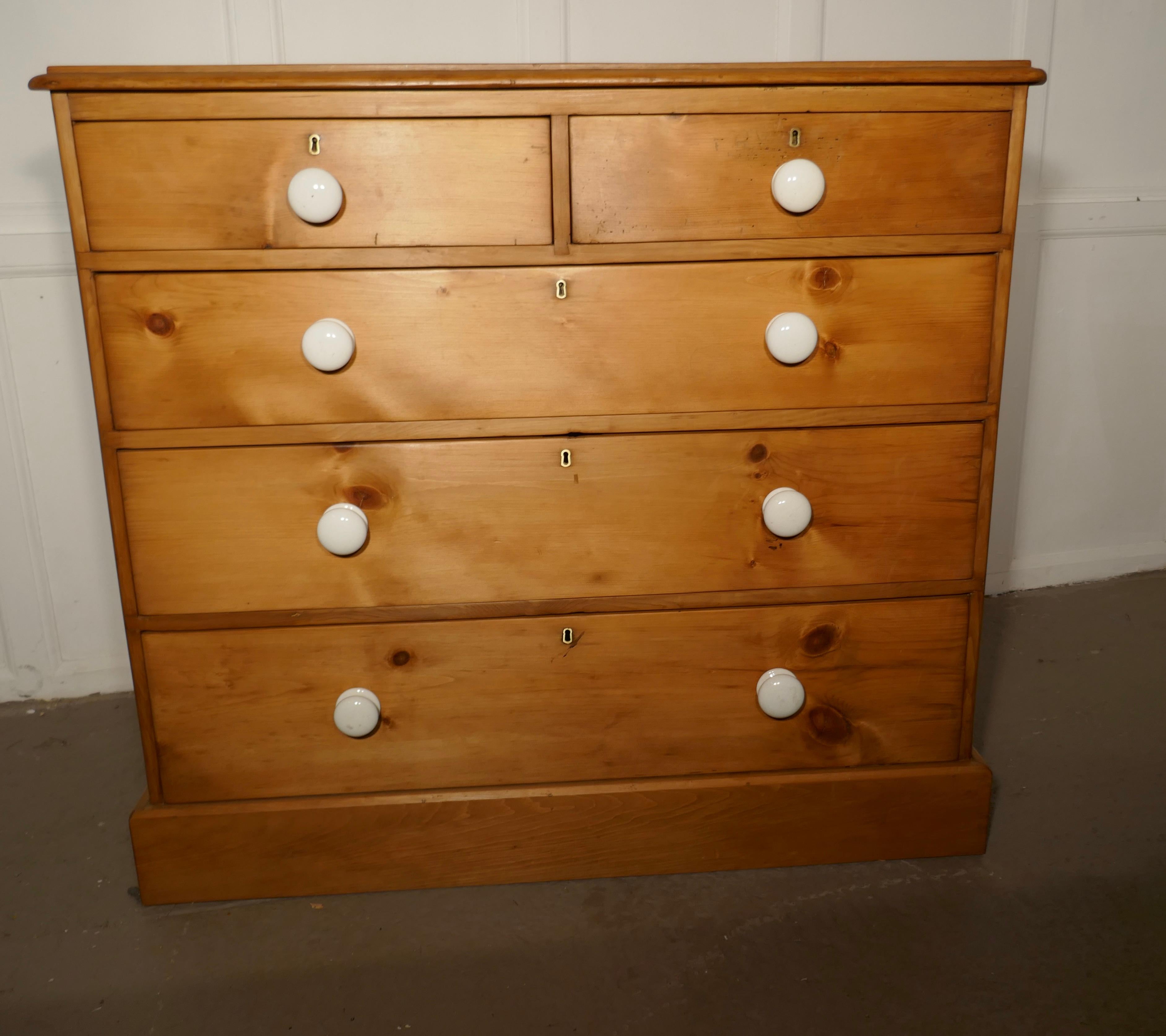 Victorian Pine Chest of Drawers In Good Condition In Chillerton, Isle of Wight
