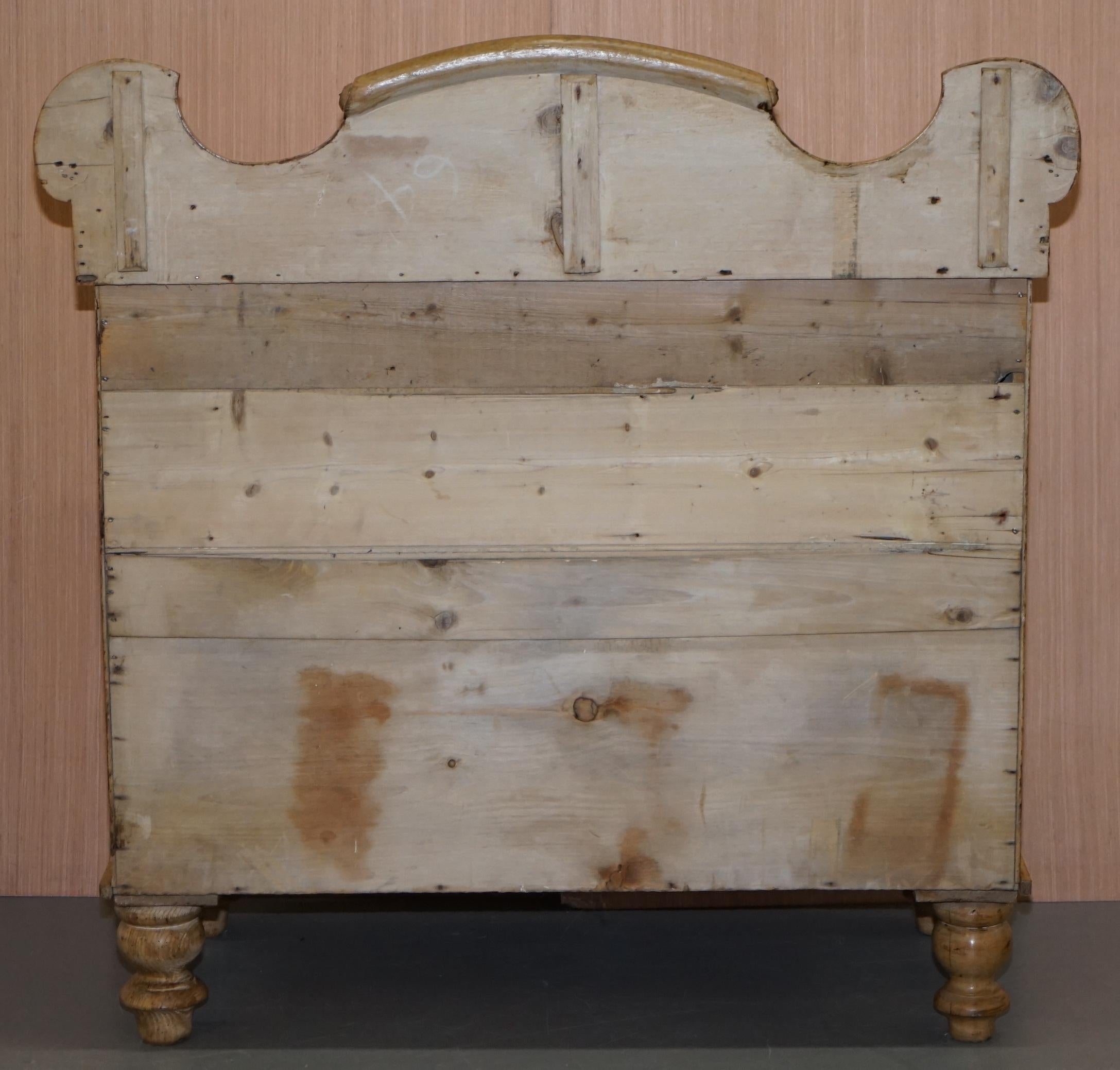 Commode victorienne en pin patiné avec un superbe dossier en forme de galerie en vente 9