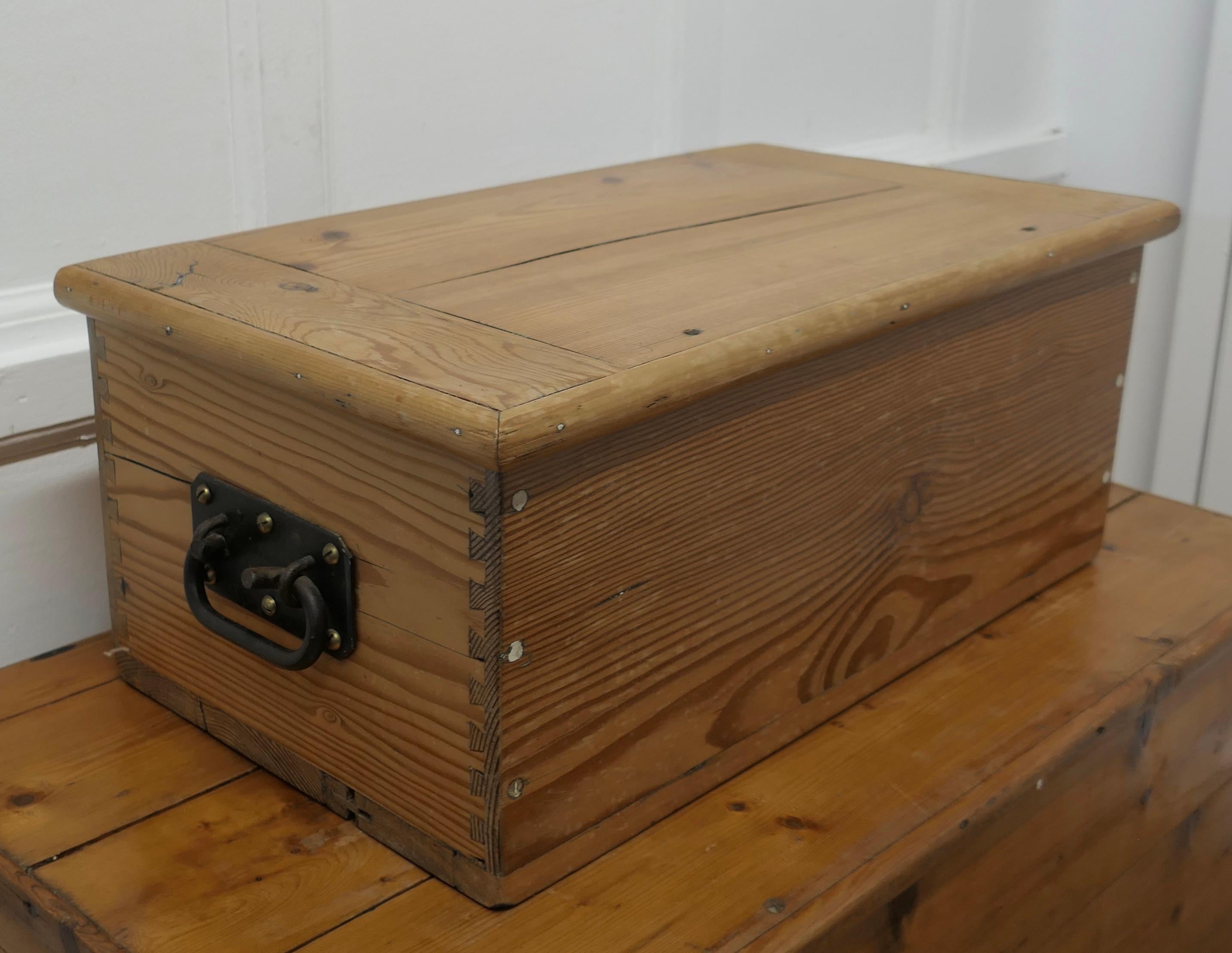 Victorian Pine Craft Box     In Good Condition For Sale In Chillerton, Isle of Wight