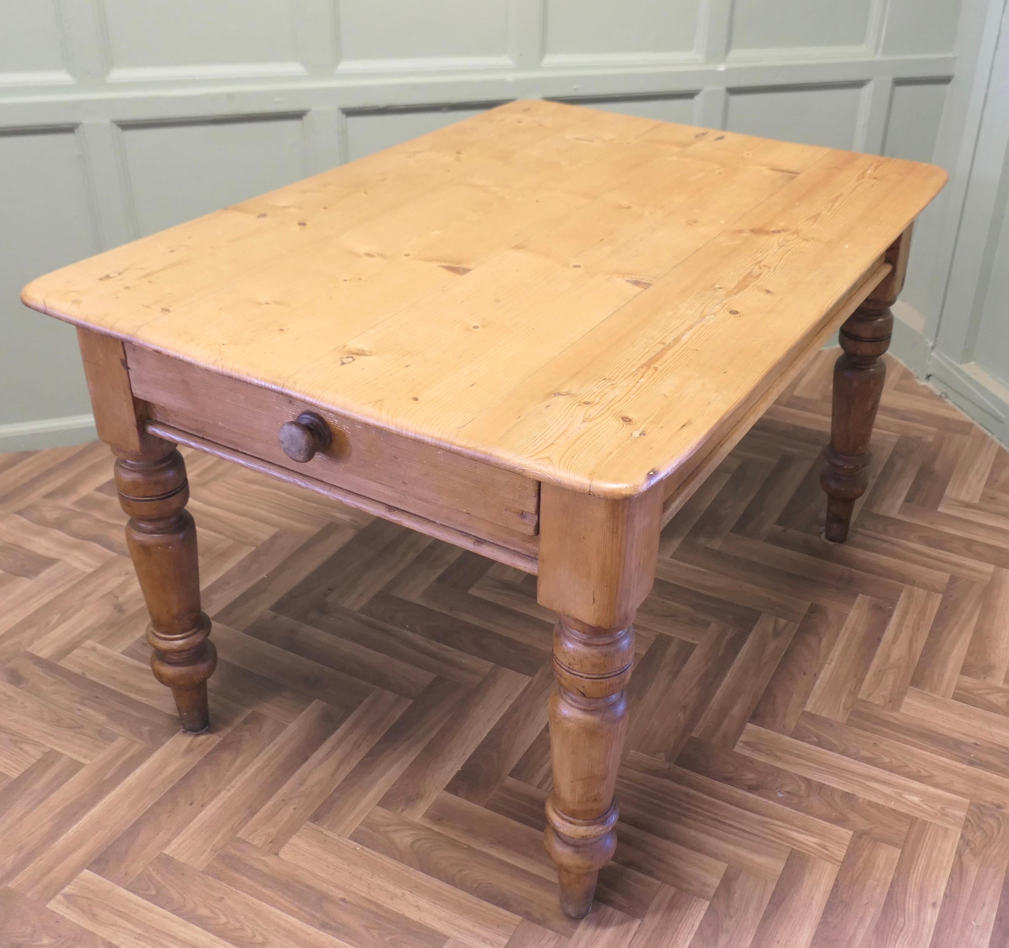 Victorian Pine Farmhouse Kitchen Table In Good Condition For Sale In Godshill, Isle of Wight