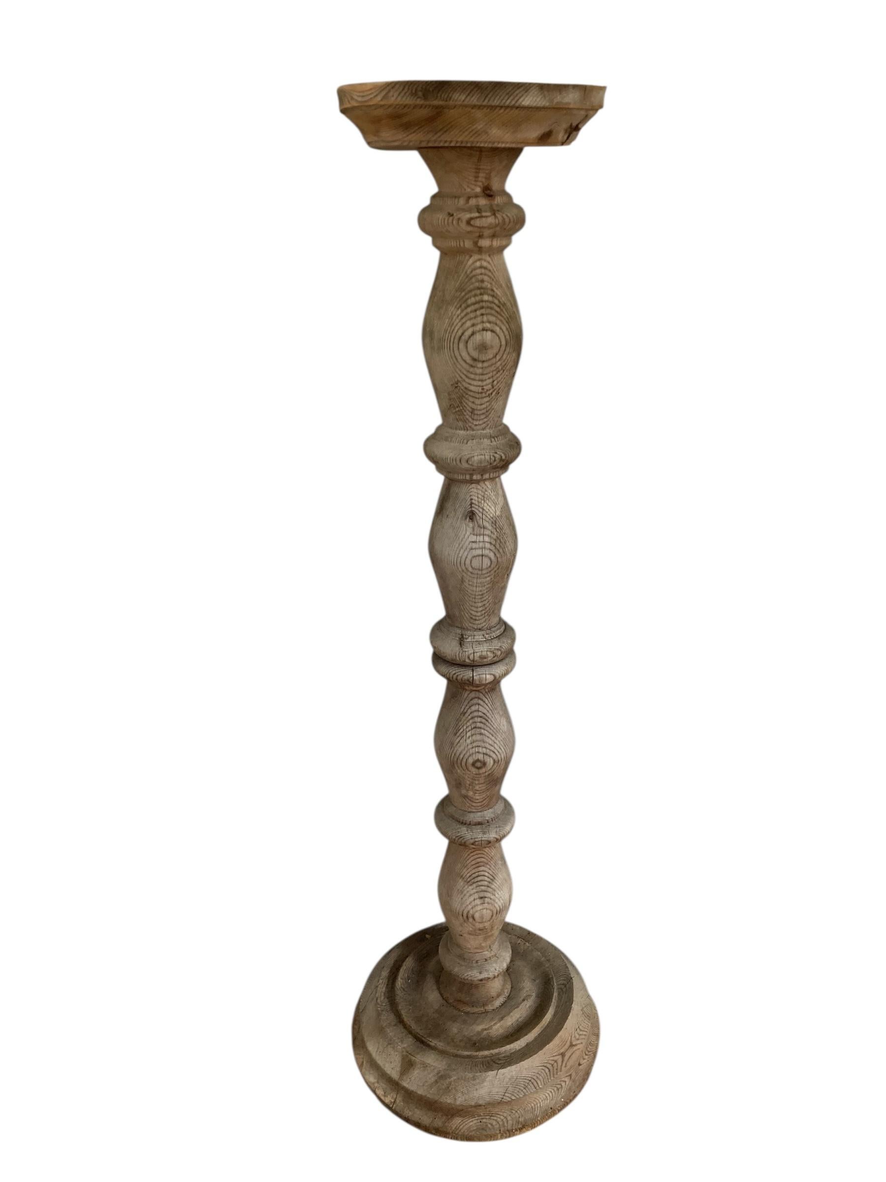 Jardinera o antorcha victoriana de pino, estado original. Fabricada en madera de alta calidad, esta Jardinera o Antorcha tiene una robusta base de madera que garantiza la estabilidad mientras exhibes tus velas o plantas favoritas. Su silueta