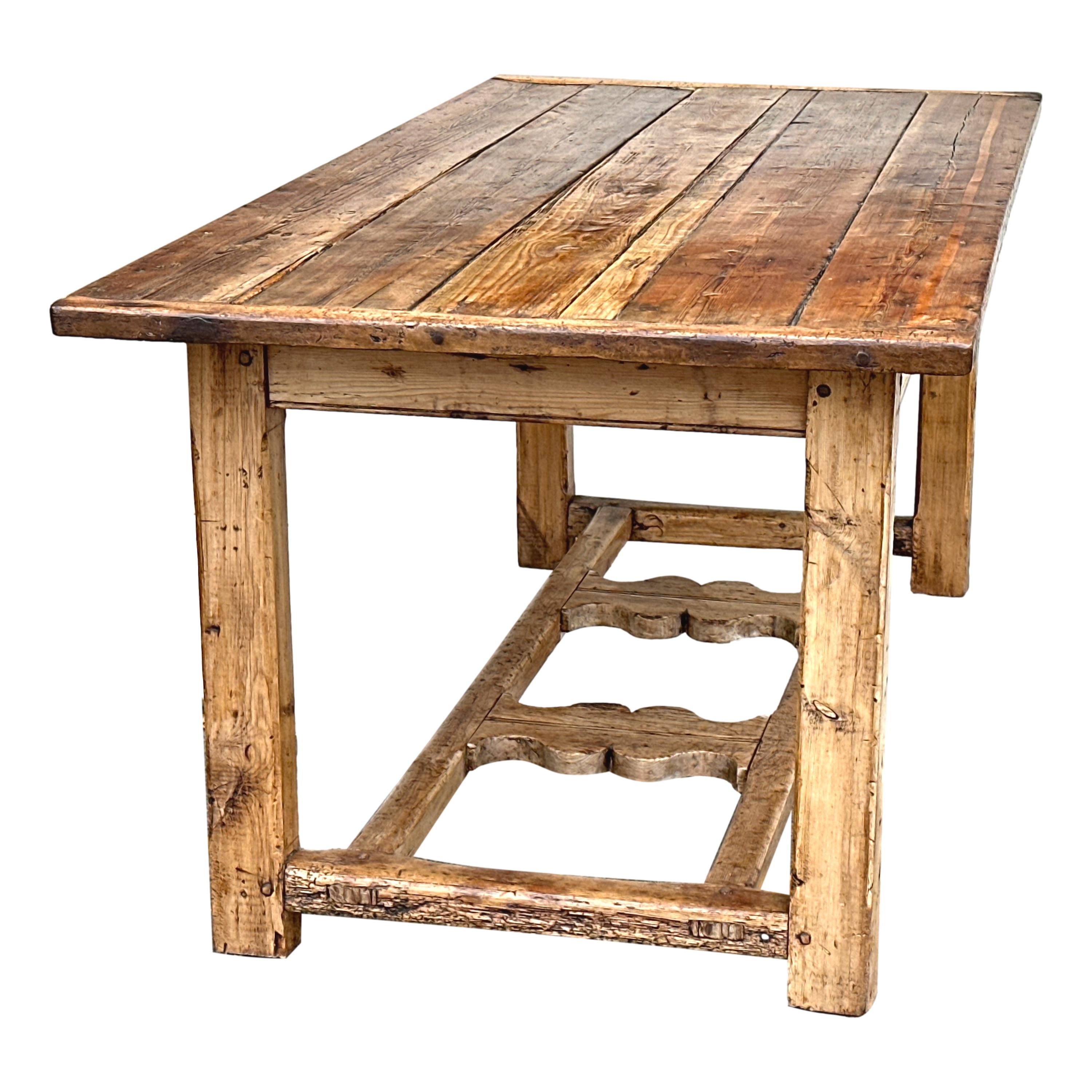Charmante et inhabituelle table de cuisine fermière en pin rustique du XIXe siècle, pouvant accueillir 8 personnes, avec un plateau en planches d'une couleur et d'une surface chaudes et attrayantes avec des bords clivés, reposant sur quatre pieds