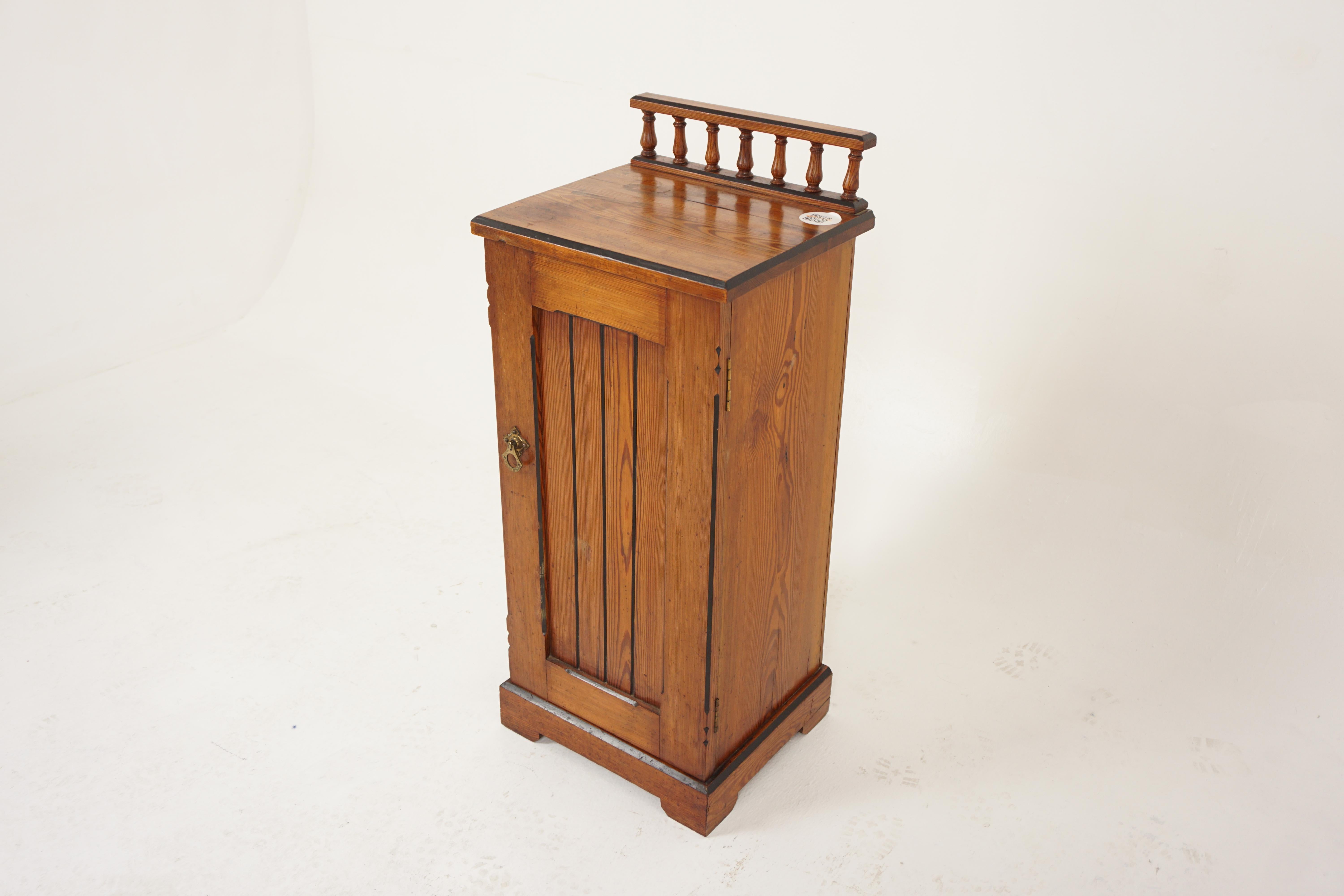 Victorian Pitch Pine nightstand, bedside cabinet, lamp table, Scotland 1880, H340

Scotland 1880
Solid Pitch Pine
Original Finish

Small gallery back rectangular moulded top
Single panelled drawer
Original brass hardware
3 Shelf interior
Ending on a