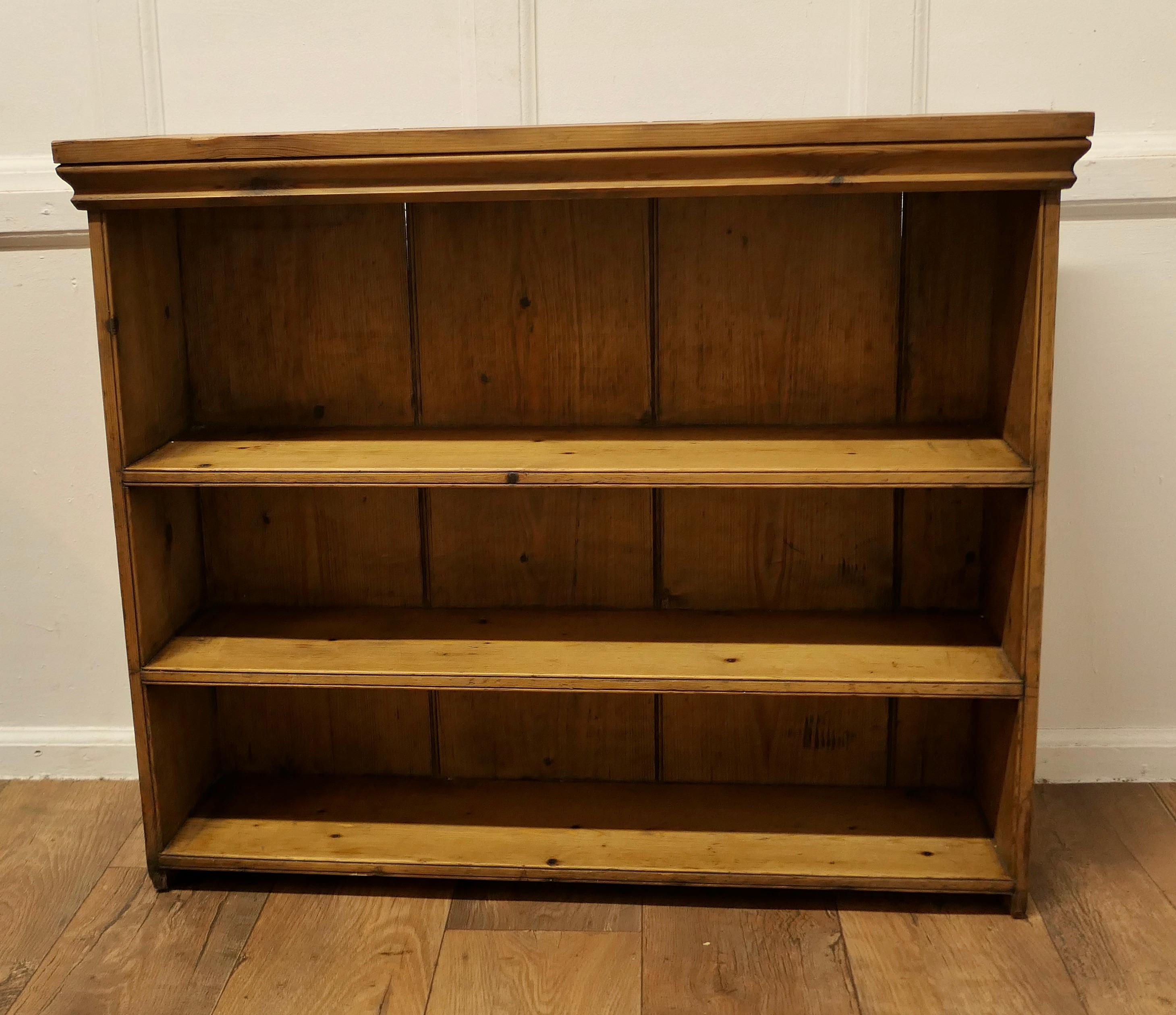 Victorian Pine Open Book Case, Wall Shelves  This is an excellent quality piece In Good Condition For Sale In Chillerton, Isle of Wight