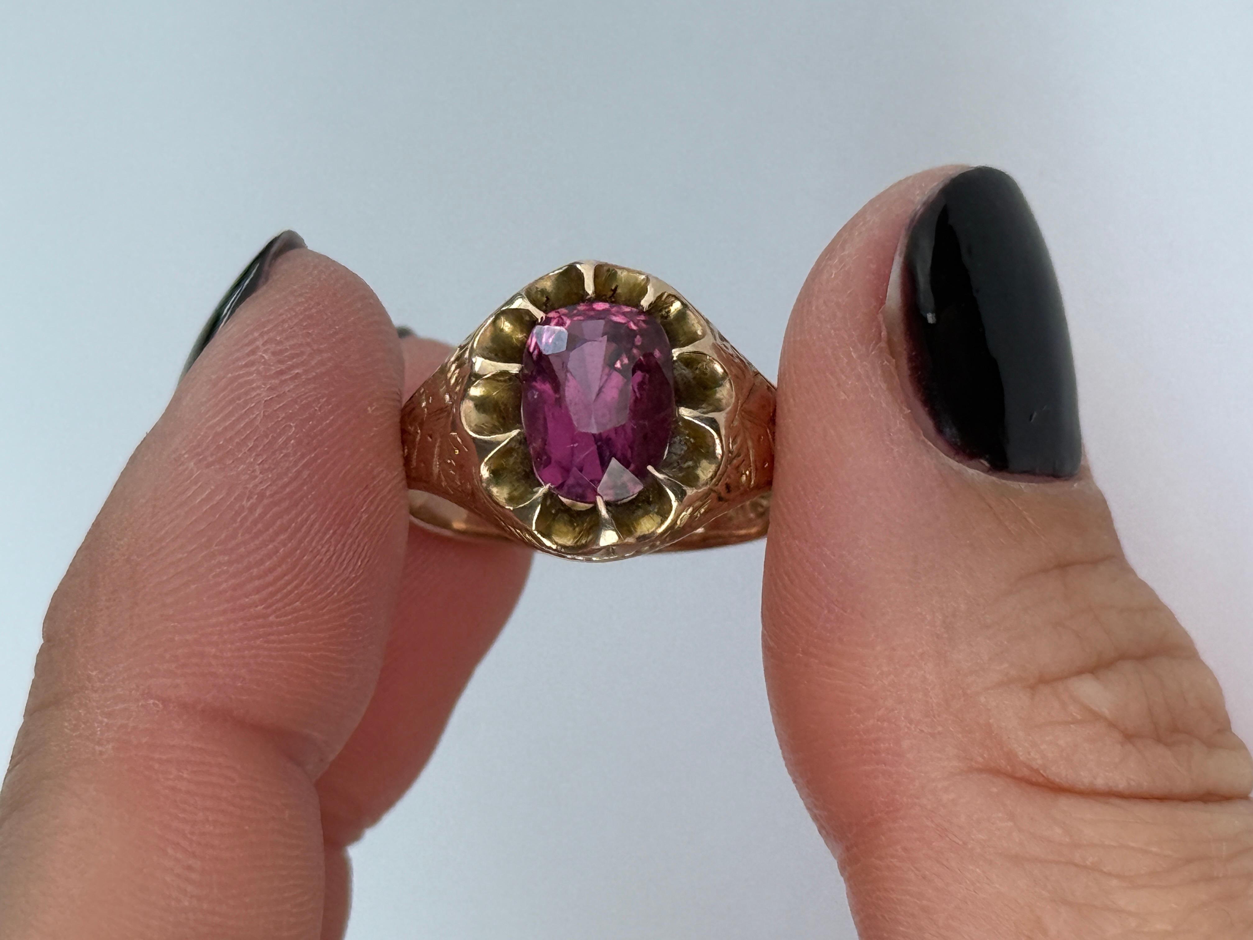 Dieser wunderschöne Ring ist aus 9 Karat Gold gefertigt. Der rosafarbene Turmalin misst etwa 1,5 Karat. Die Schultern sind eingraviert. Vollständig gestempelt Birmingham 1892.

Ringgröße: N 1/2 oder 7
Breite der Oberfläche: 18 mm
Höhe ohne Finger:
