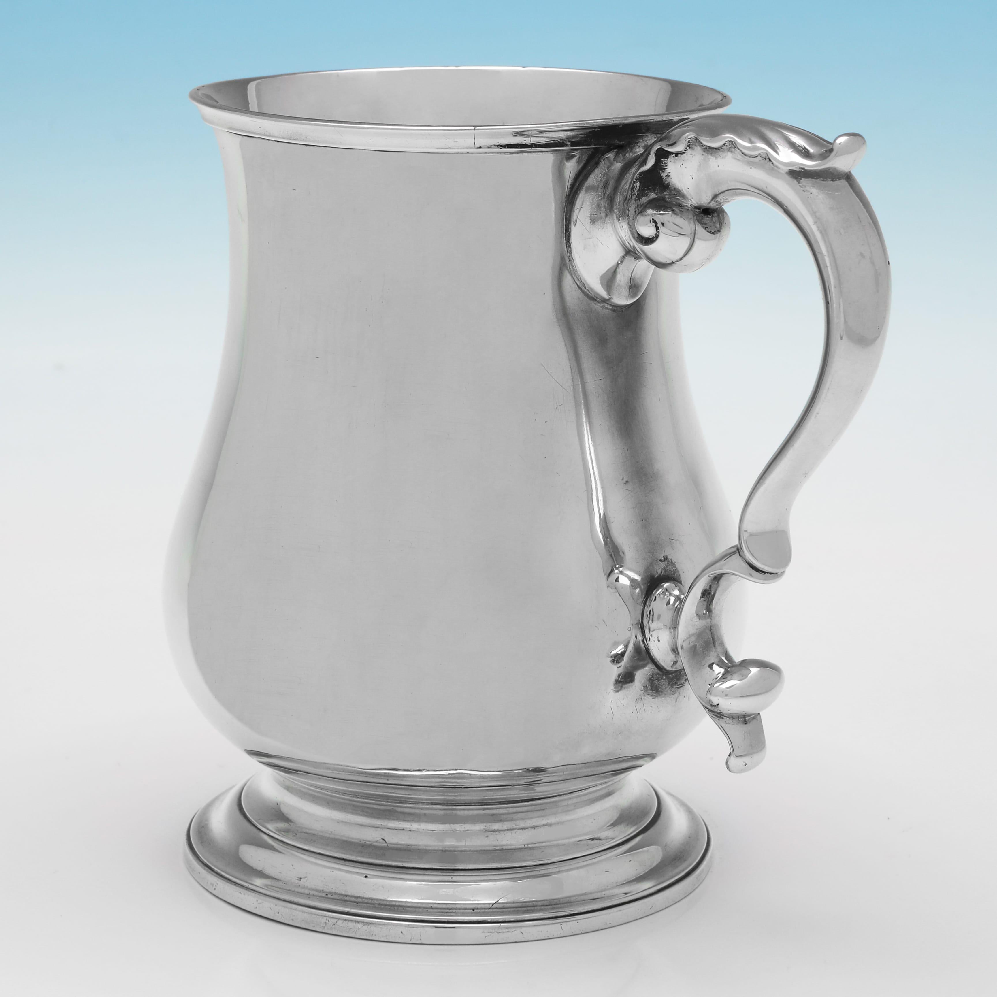 Poinçonnée à Londres en 1876 par George Richards, cette belle tasse victorienne en argent sterling ancien est de forme traditionnelle, avec des détails d'acanthe sur l'anse. La tasse mesure 13 cm de haut, 14,5 cm d'un côté à l'autre de la poignée,