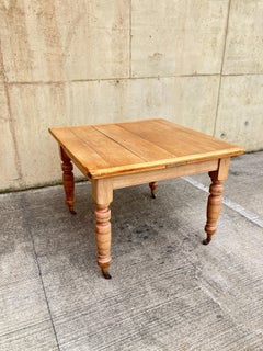 Mesa de comedor de granja victoriana extensible de pinotea con ruedas