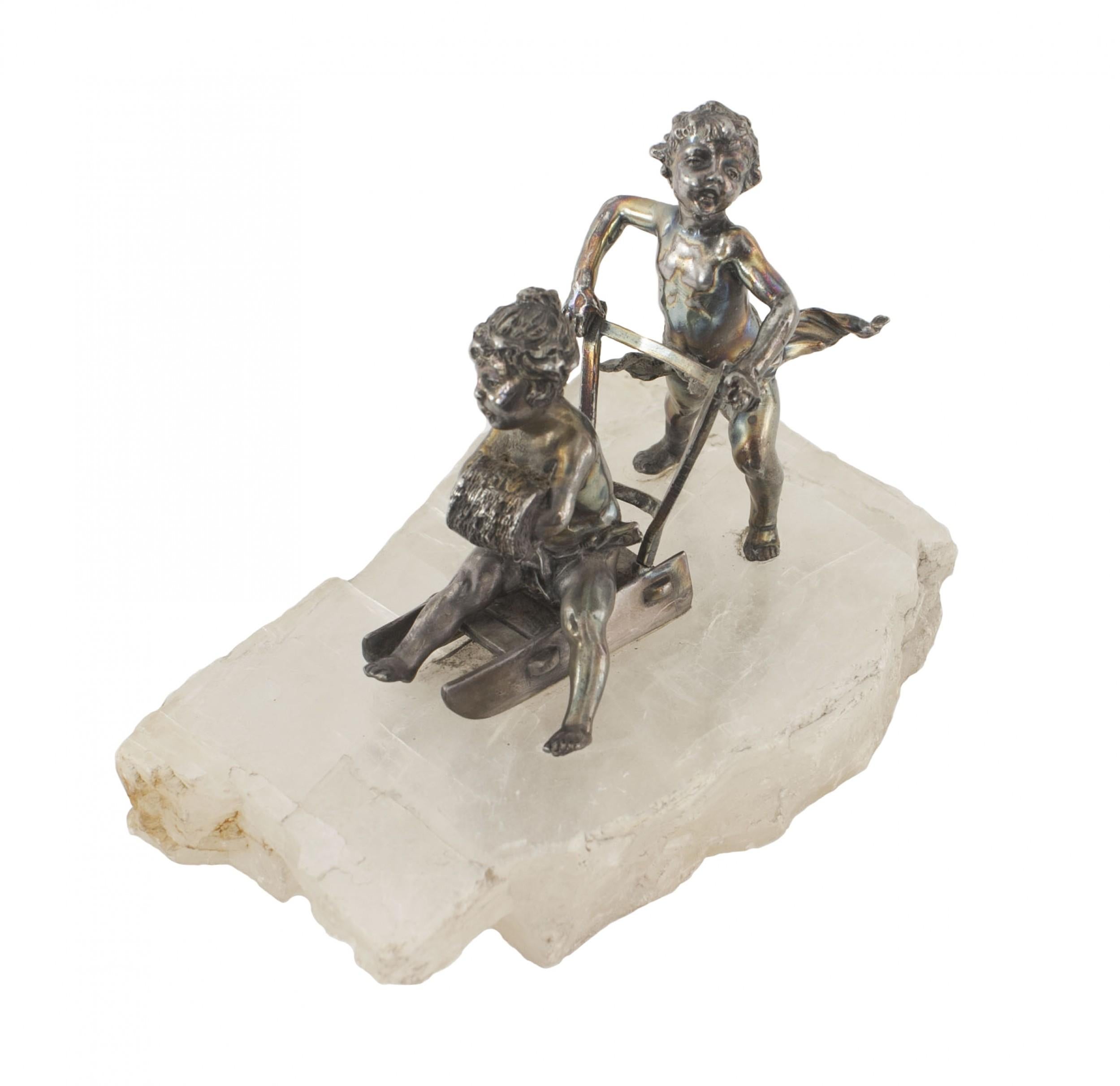 Figura victoriana francesa bañada en plata de dos cupidos, uno en trineo sobre base de hielo de mica blanca