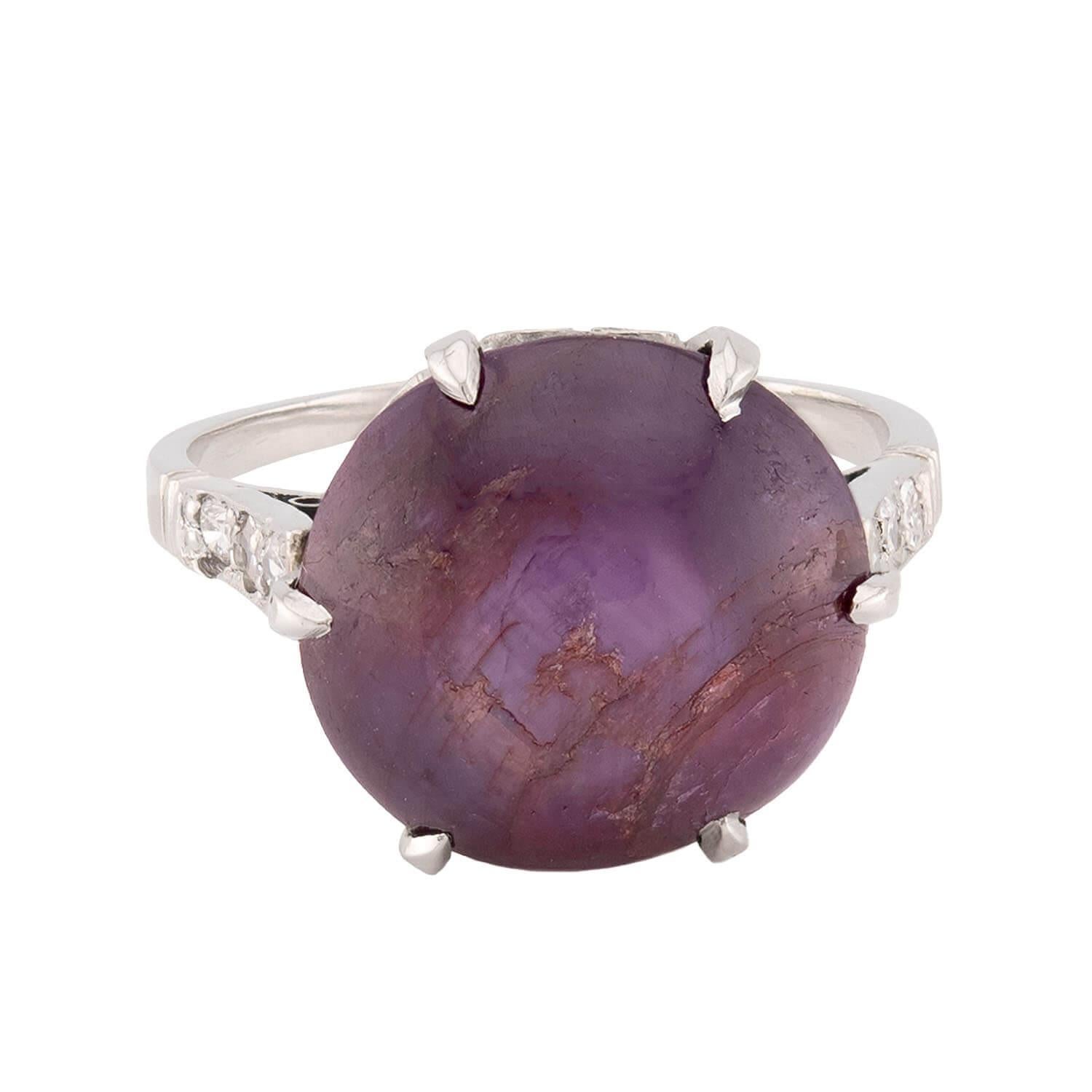 Un favoloso anello con rubino e diamanti di epoca vittoriana (ca. 1880)! Realizzato in platino, questo splendido pezzo presenta un rubino cabochon di circa 12 carati, incastonato in una montatura a sei punte. Il rubino mostra una meravigliosa