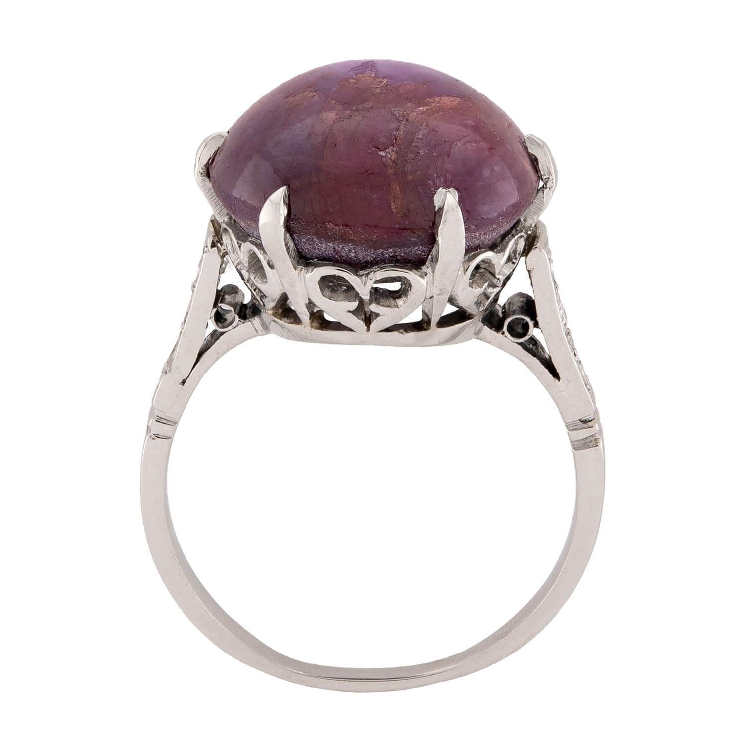 Cabochon Anello vittoriano in platino con rubino e diamanti in vendita