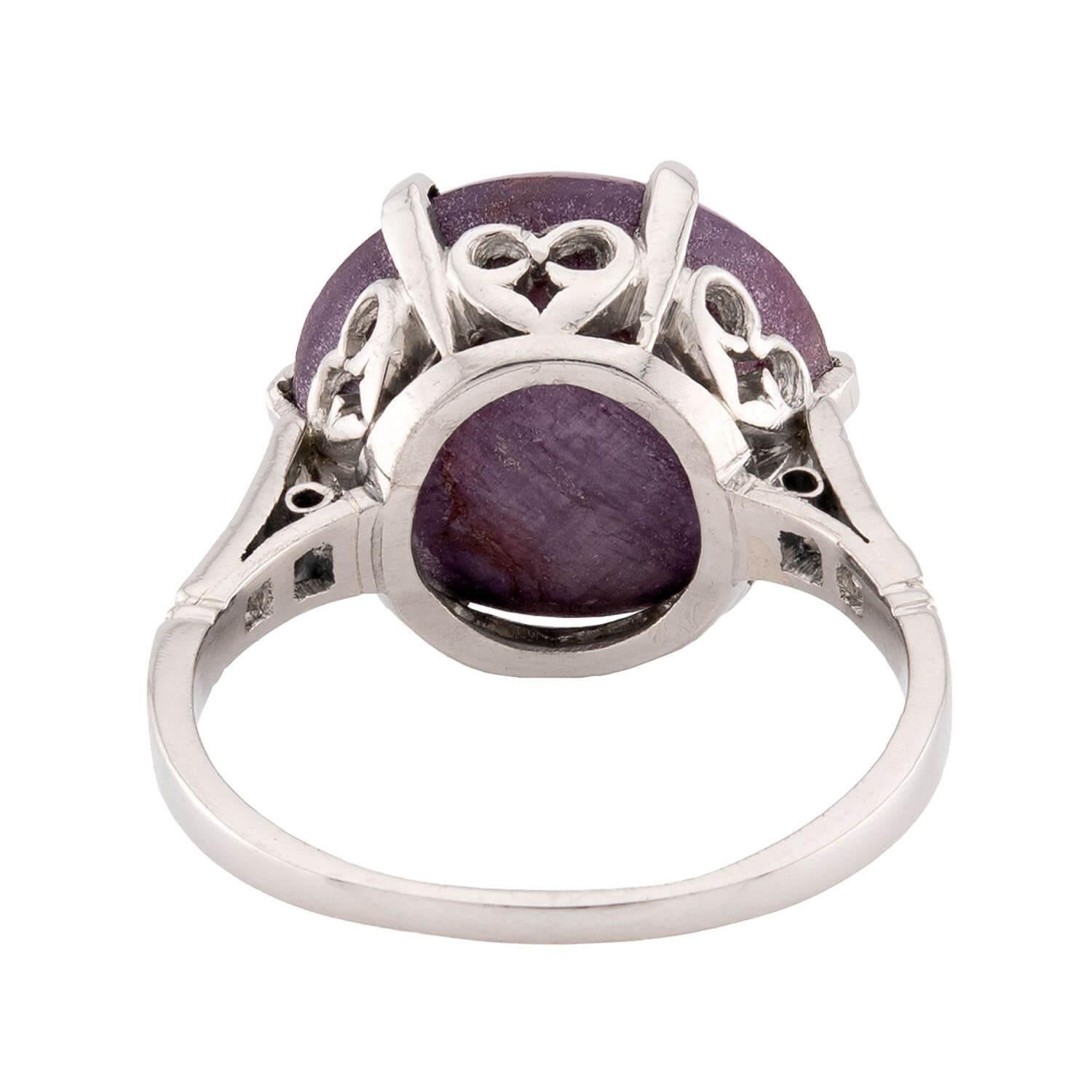 Anello vittoriano in platino con rubino e diamanti In condizioni buone in vendita a Narberth, PA