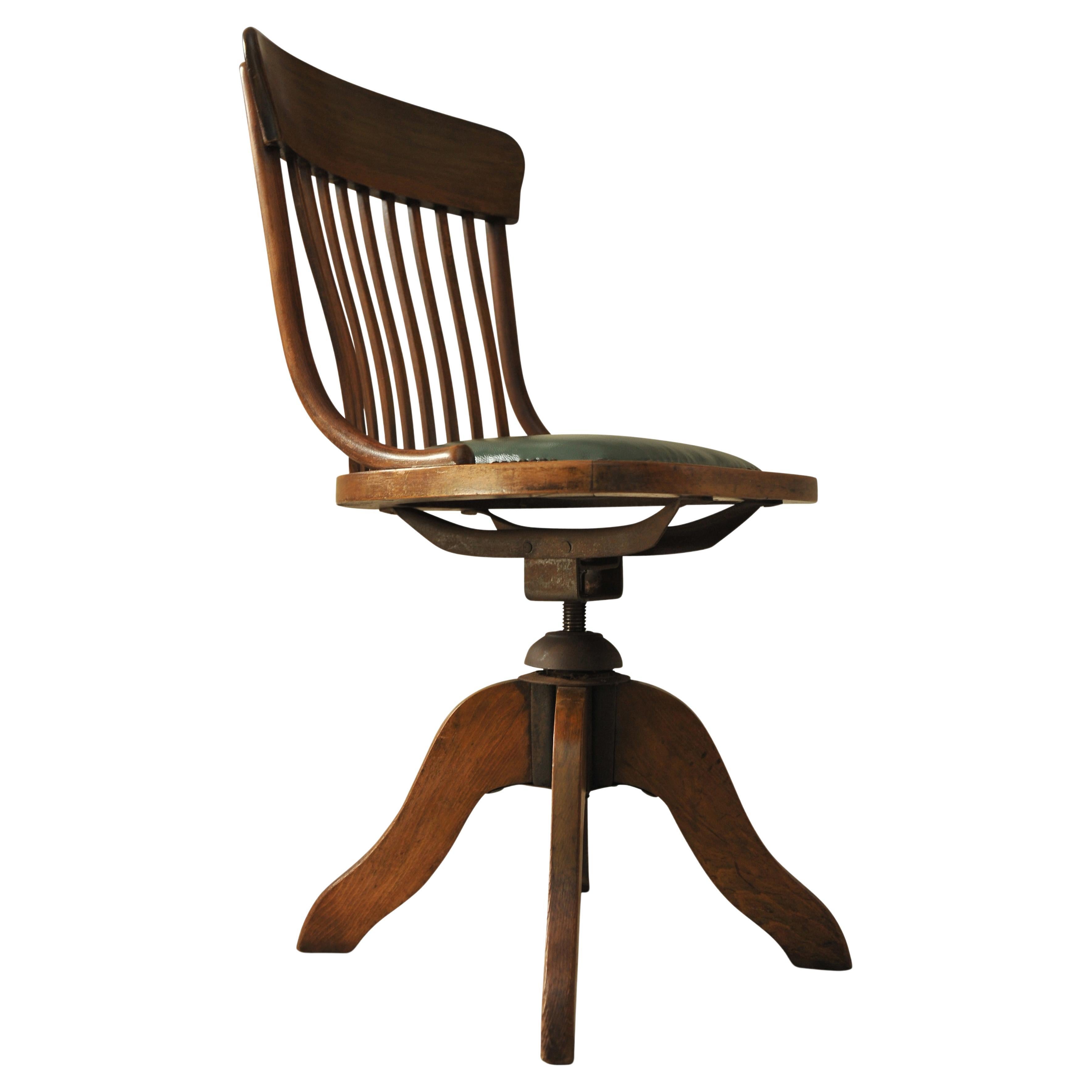 Chaise de bureau tournante victorienne en cuir vert antique poli avec clous 

Le siège a été récemment retapissé dans un cuir vert pâle. 
Les chaises sont très bien fabriquées et offrent une qualité intemporelle pour les maisons modernes et les
