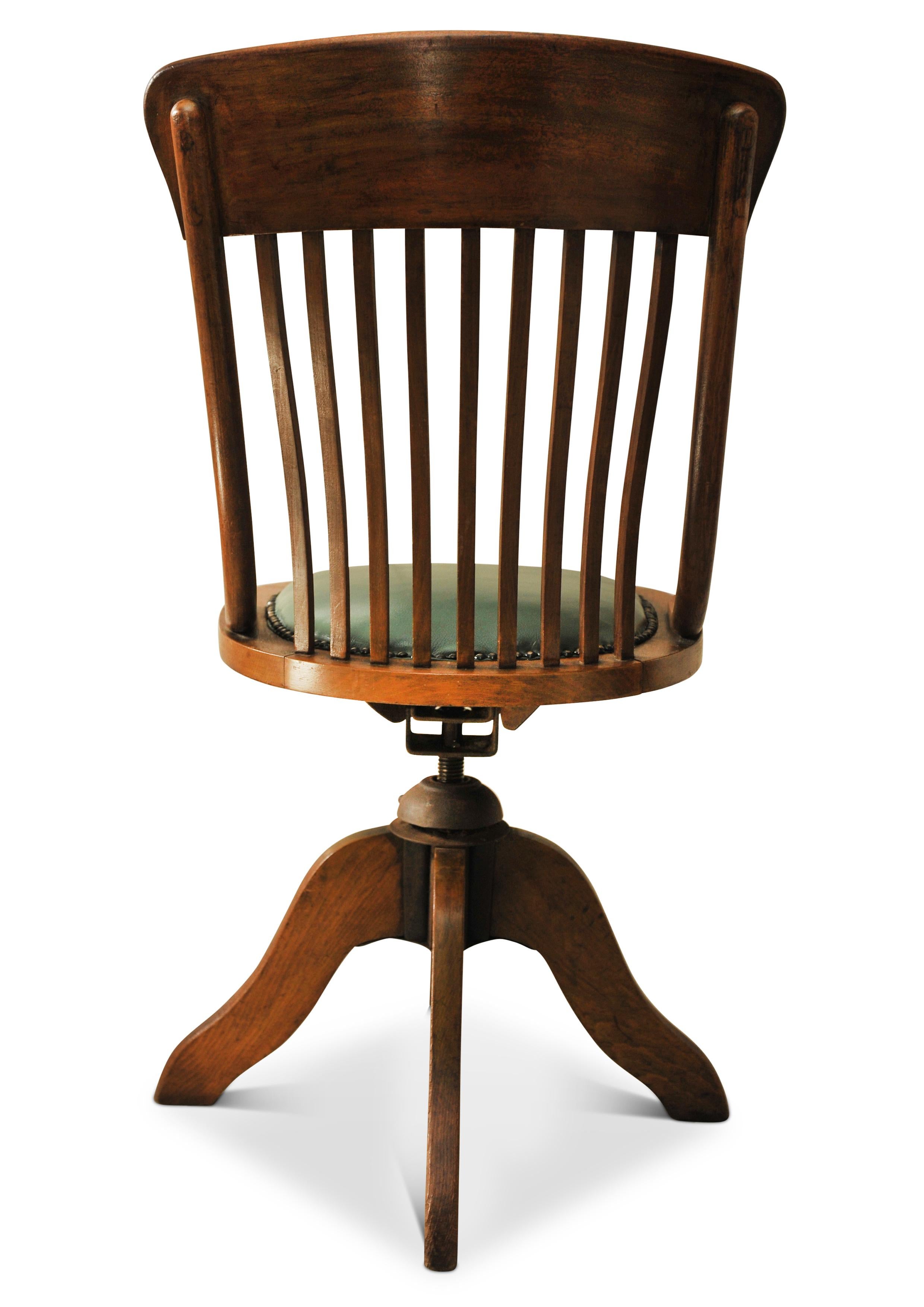 Victorien tardif Chaise de bureau pivotante victorienne en cuir vert poli et bois cintré avec clous  en vente