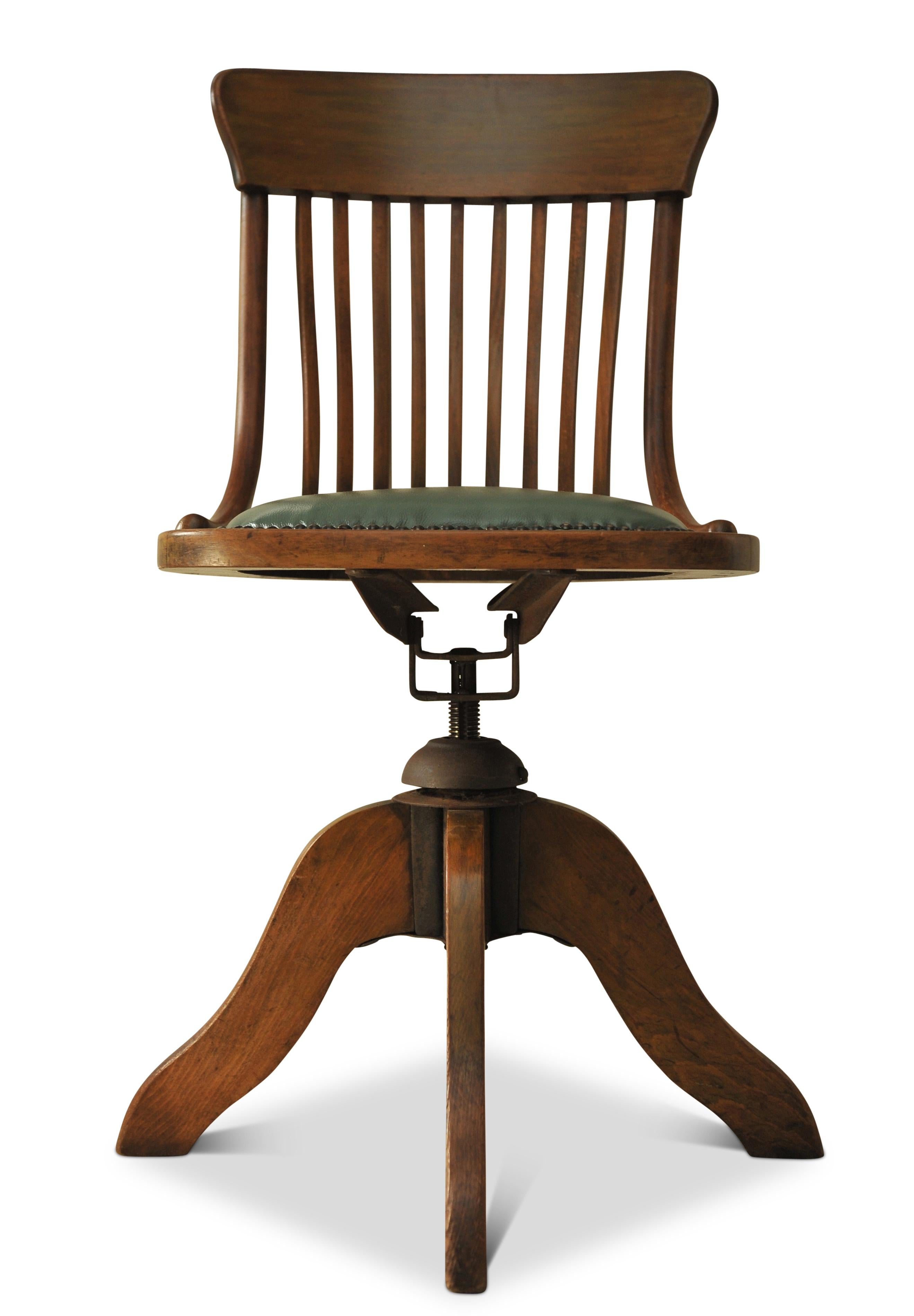 Britannique Chaise de bureau pivotante victorienne en cuir vert poli et bois cintré avec clous  en vente