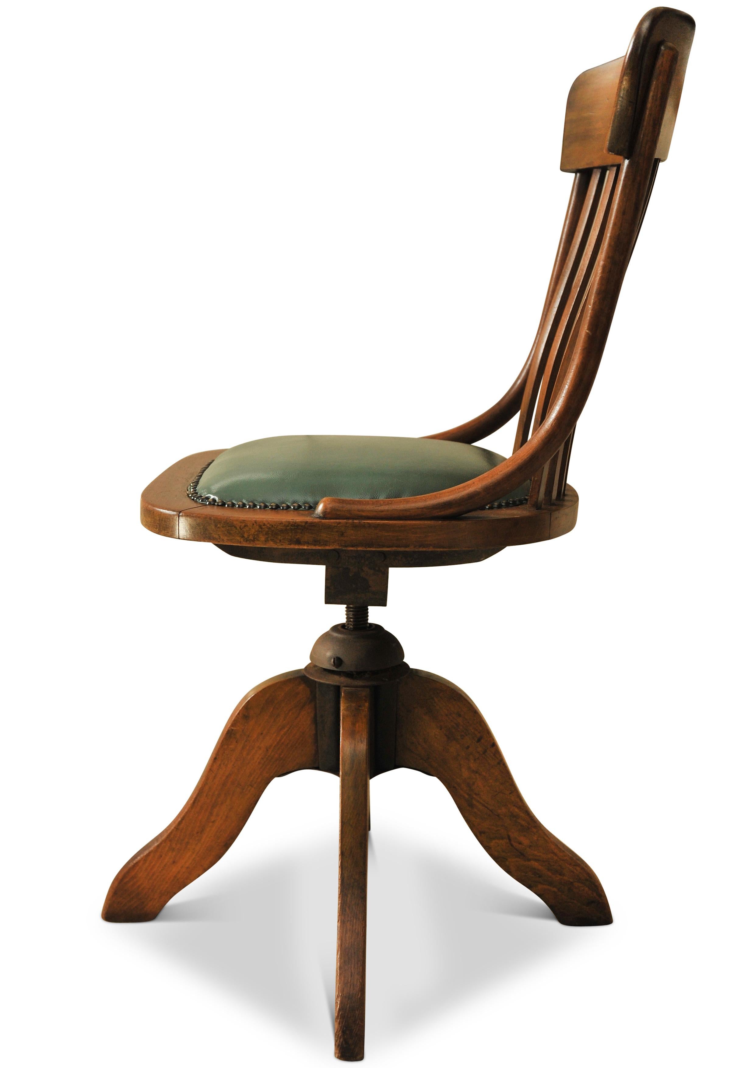Chaise de bureau pivotante victorienne en cuir vert poli et bois cintré avec clous  Bon état - En vente à High Wycombe, GB