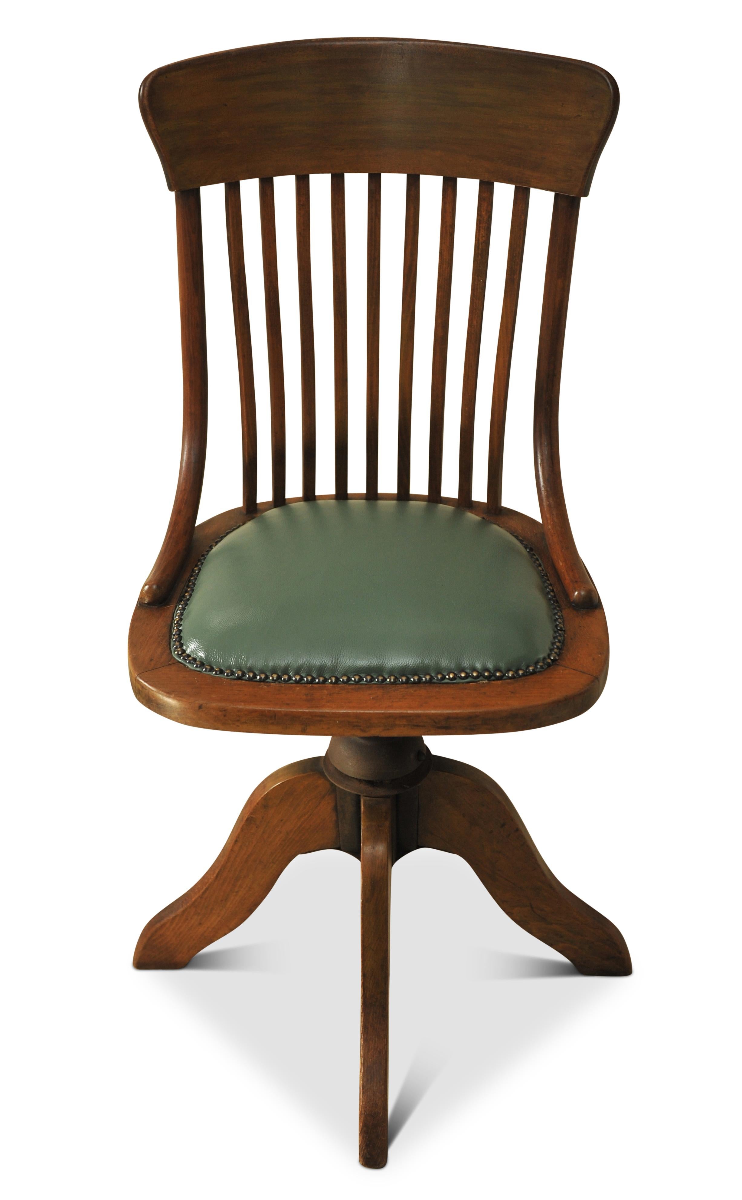 XIXe siècle Chaise de bureau pivotante victorienne en cuir vert poli et bois cintré avec clous  en vente