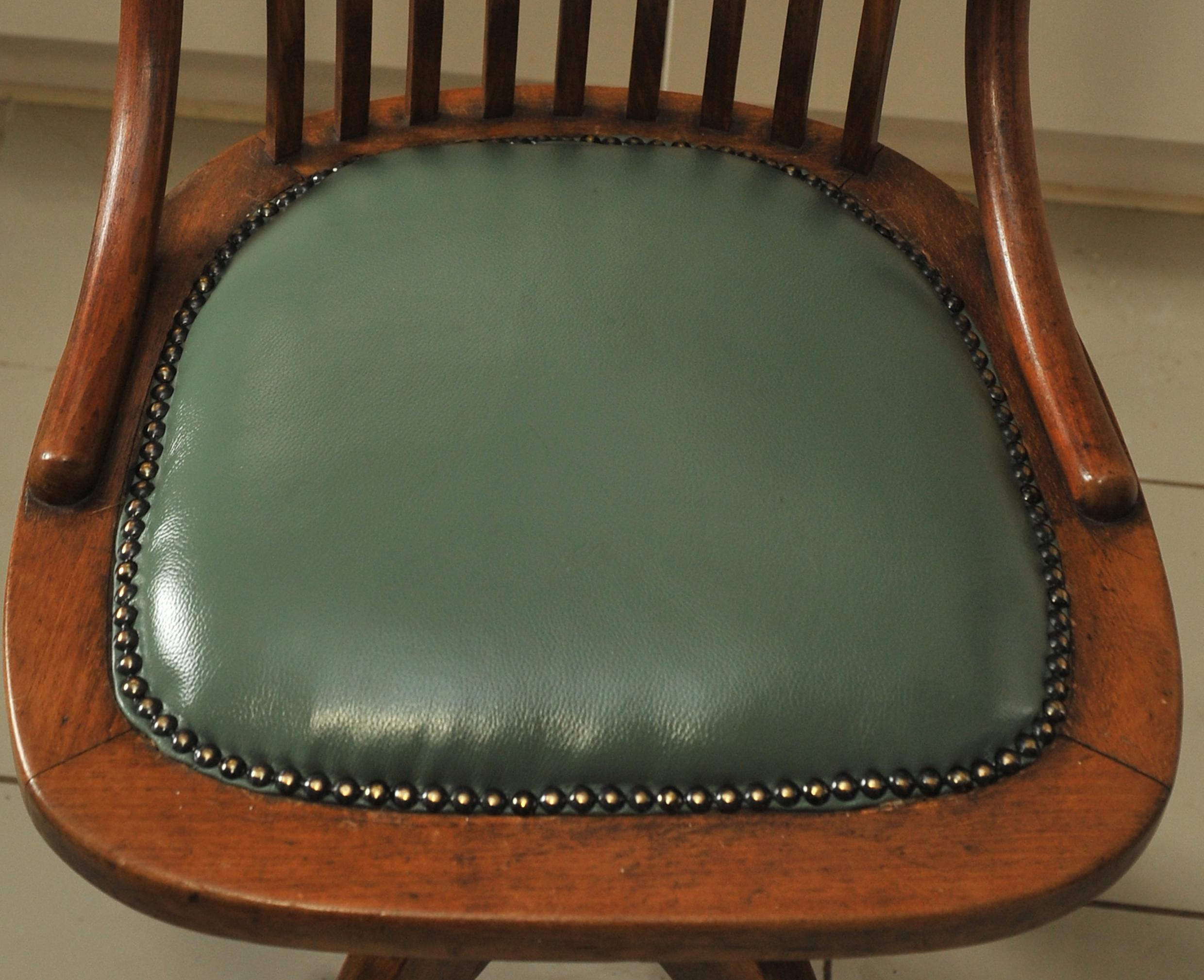 Laiton Chaise de bureau pivotante victorienne en cuir vert poli et bois cintré avec clous  en vente