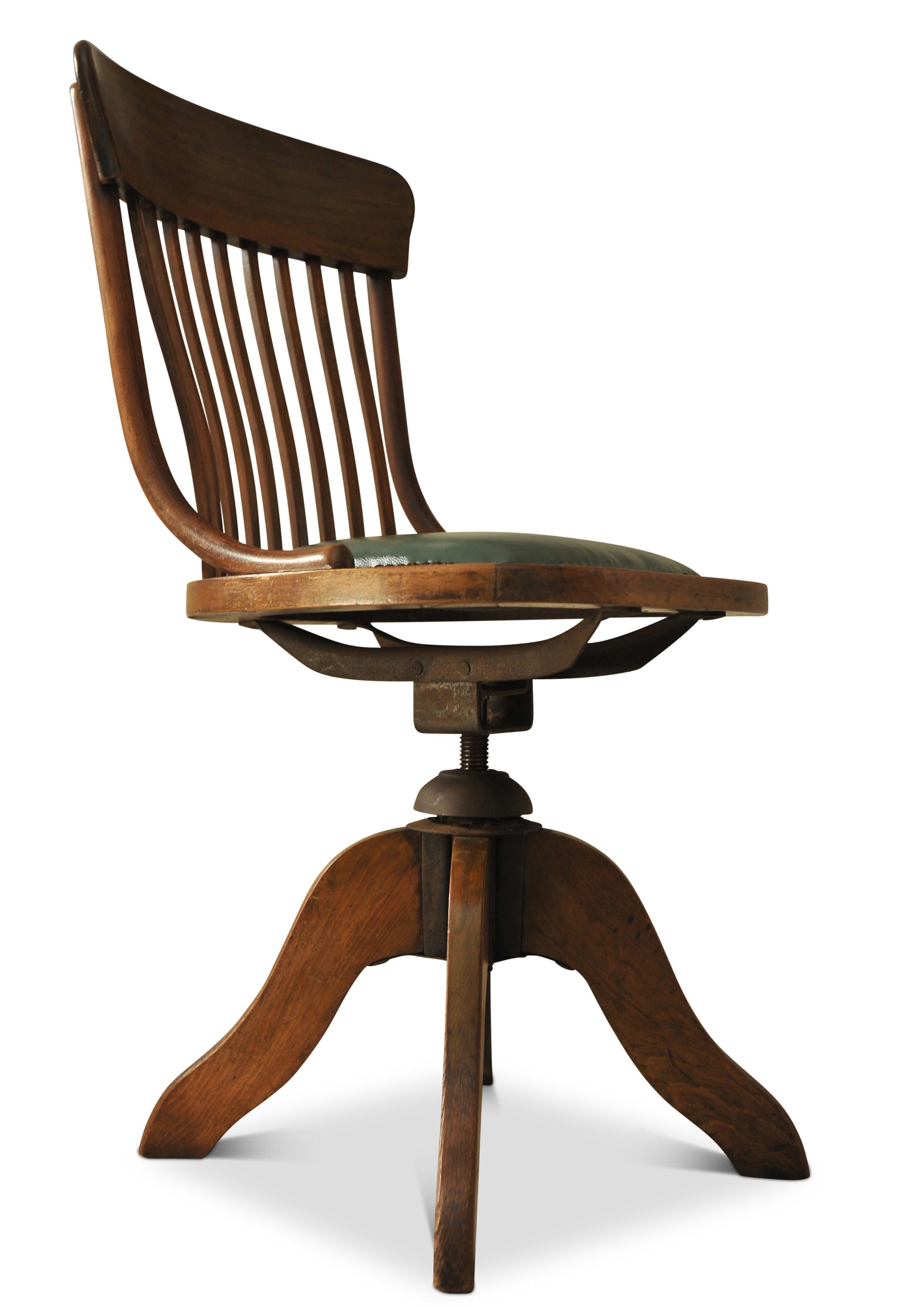 Chaise de bureau pivotante victorienne en cuir vert poli et bois cintré avec clous  en vente 1