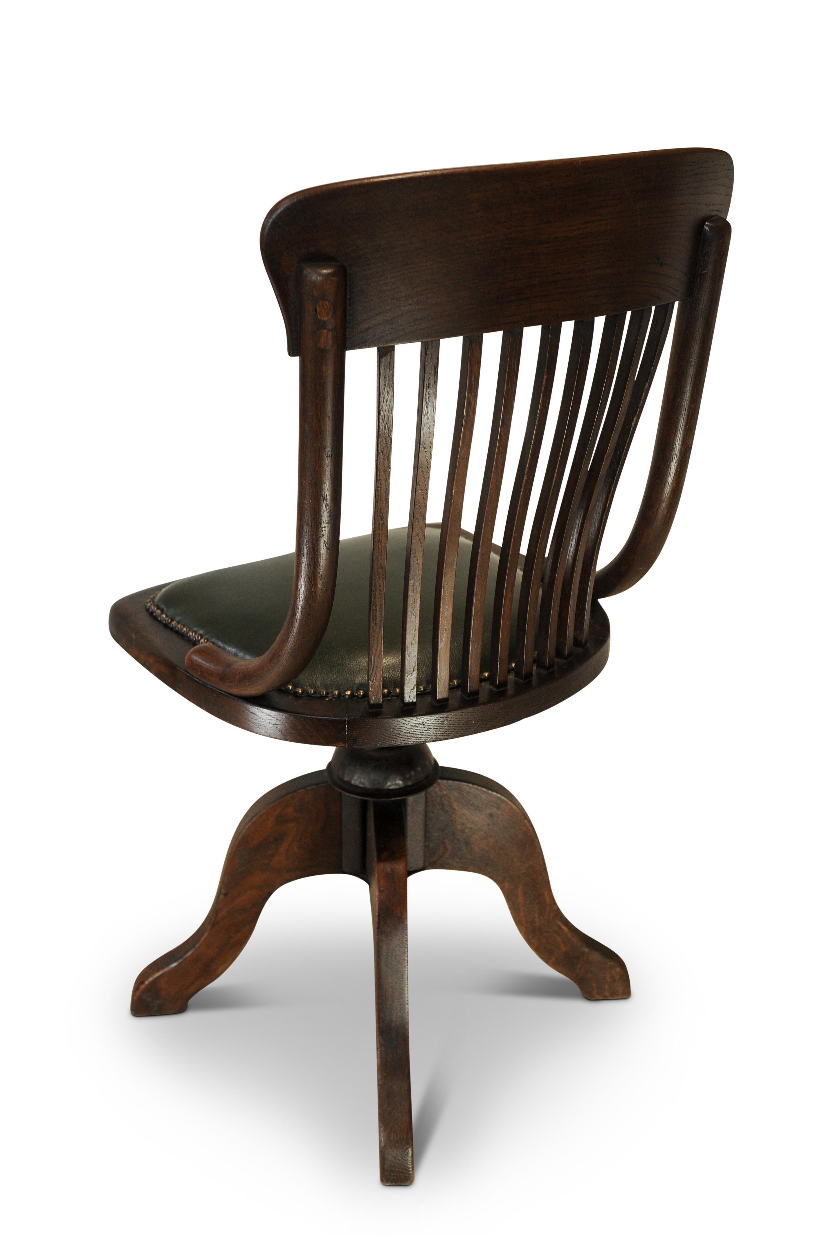 Silla de escritorio victoriana giratoria de madera curvada de cuero verde pulido con tachuelas 1