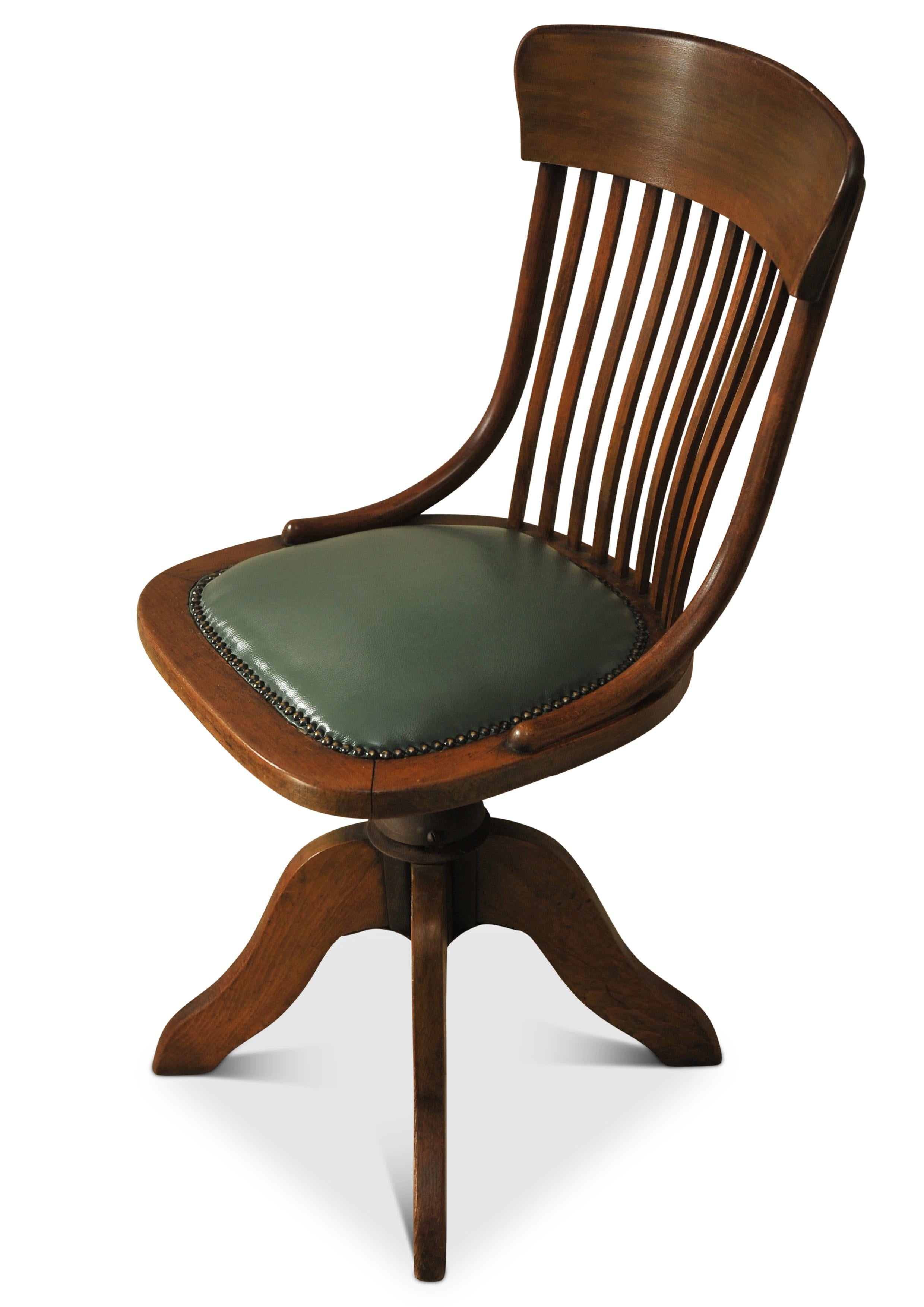 Chaise de bureau pivotante victorienne en cuir vert poli et bois cintré avec clous 