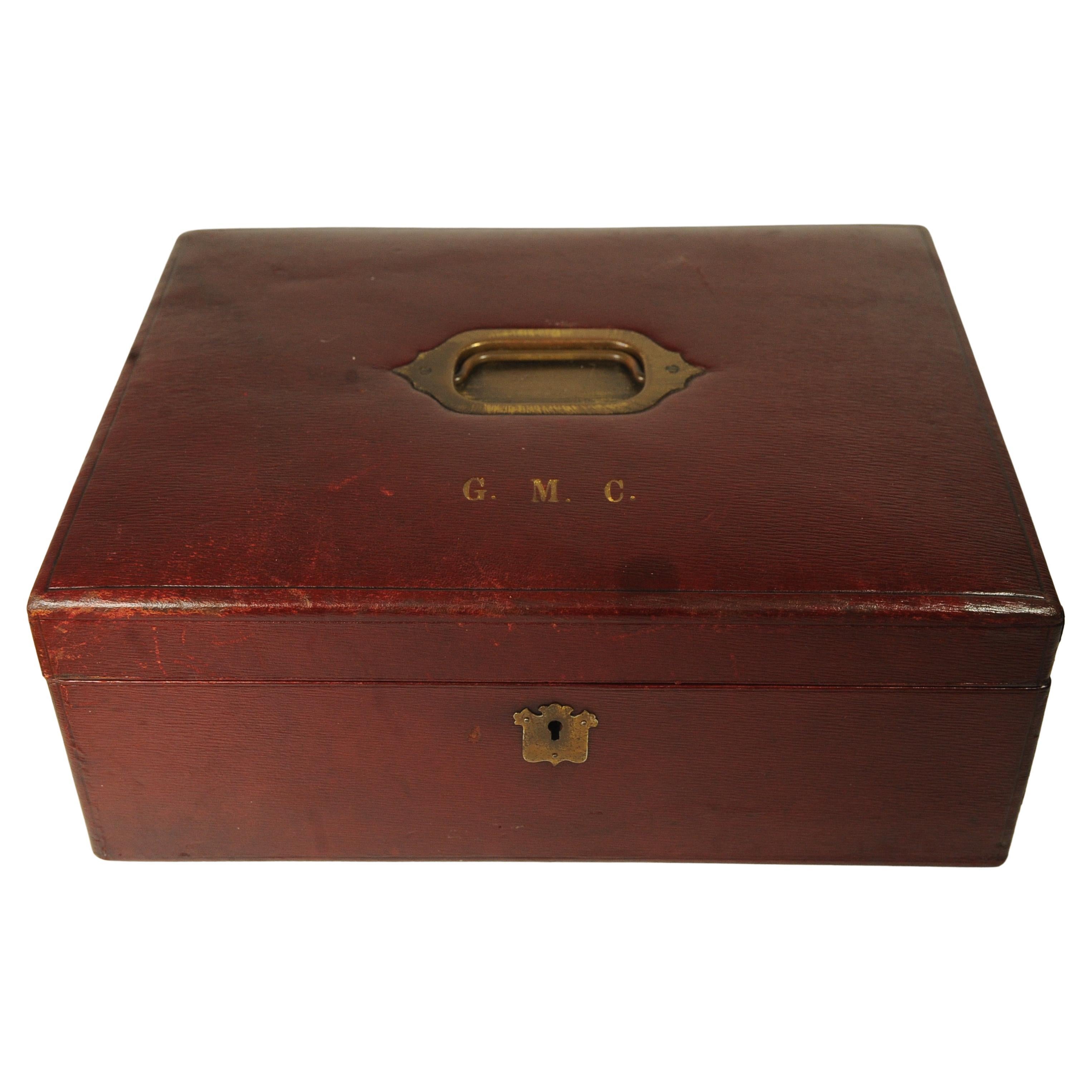 Scatola portadocumenti in pelle lucida rosso ciliegia con fodera in pelle, maniglia in ottone e base in baize nero con serratura in ottone a 5 leve Hill & Cozens 
Timbrato G & M. I.C. 

Il Medical Act del 1858 ha istituito il General Council of