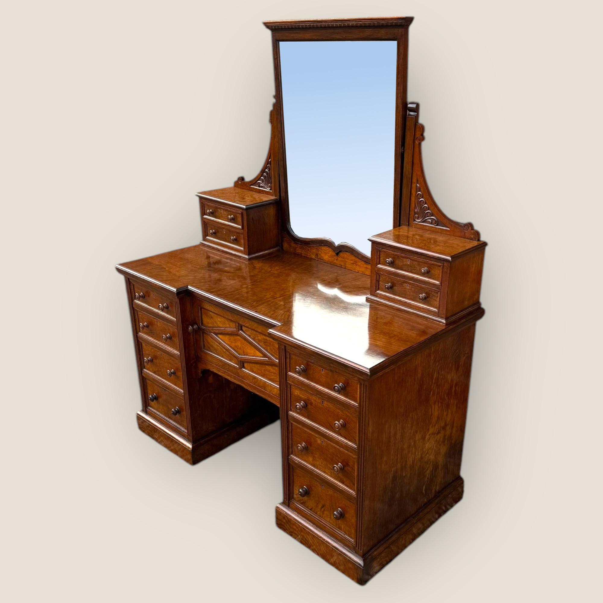 Suite de chambre à coucher victorienne en chêne Pollard par Maple & Co en vente 4