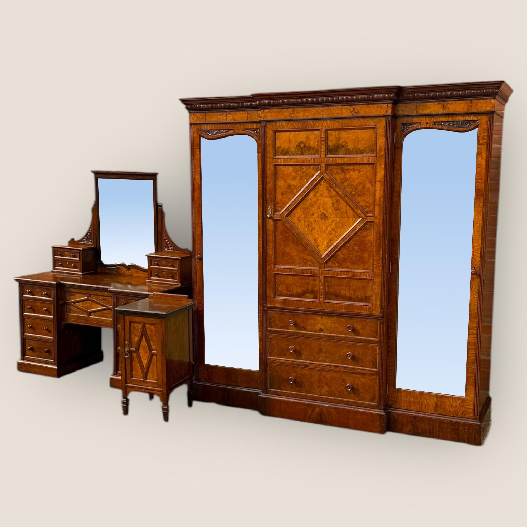 Britannique Suite de chambre à coucher victorienne en chêne Pollard par Maple & Co en vente