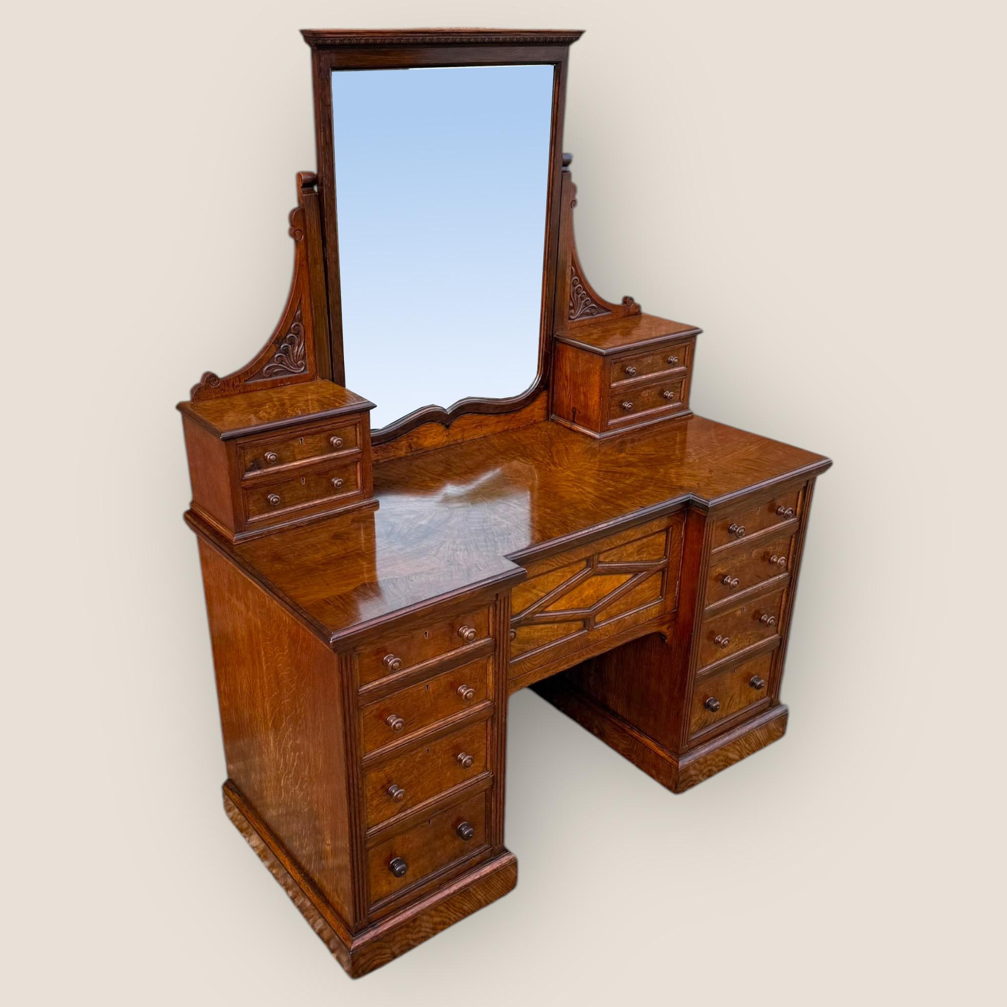Suite de chambre à coucher victorienne en chêne Pollard par Maple & Co en vente 3