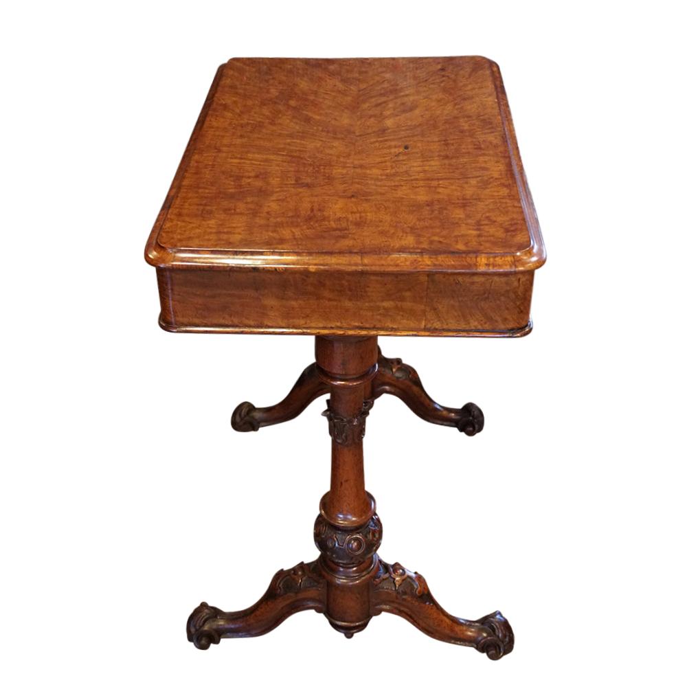 Mesa de trabajo inglesa de roble Pollard del siglo IX

Esta exquisita mesa de trabajo inglesa de roble pollard del siglo XIX tiene un color y una pátina preciosos. Es un notable ejemplo de artesanía, con un tamaño compacto y unas proporciones que lo