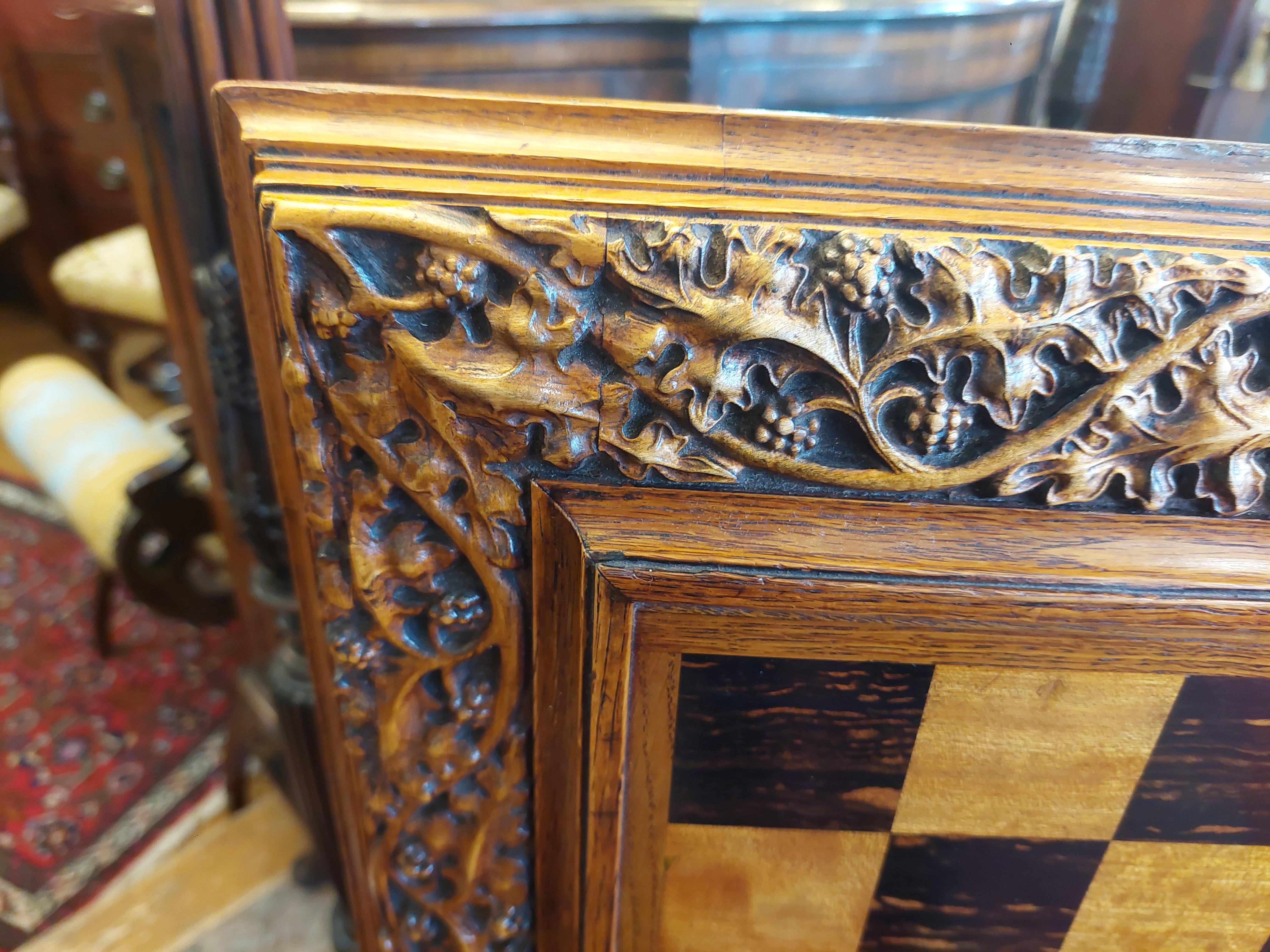 Victorian Pollard Oak Tilt-Top Chess Table en venta 2