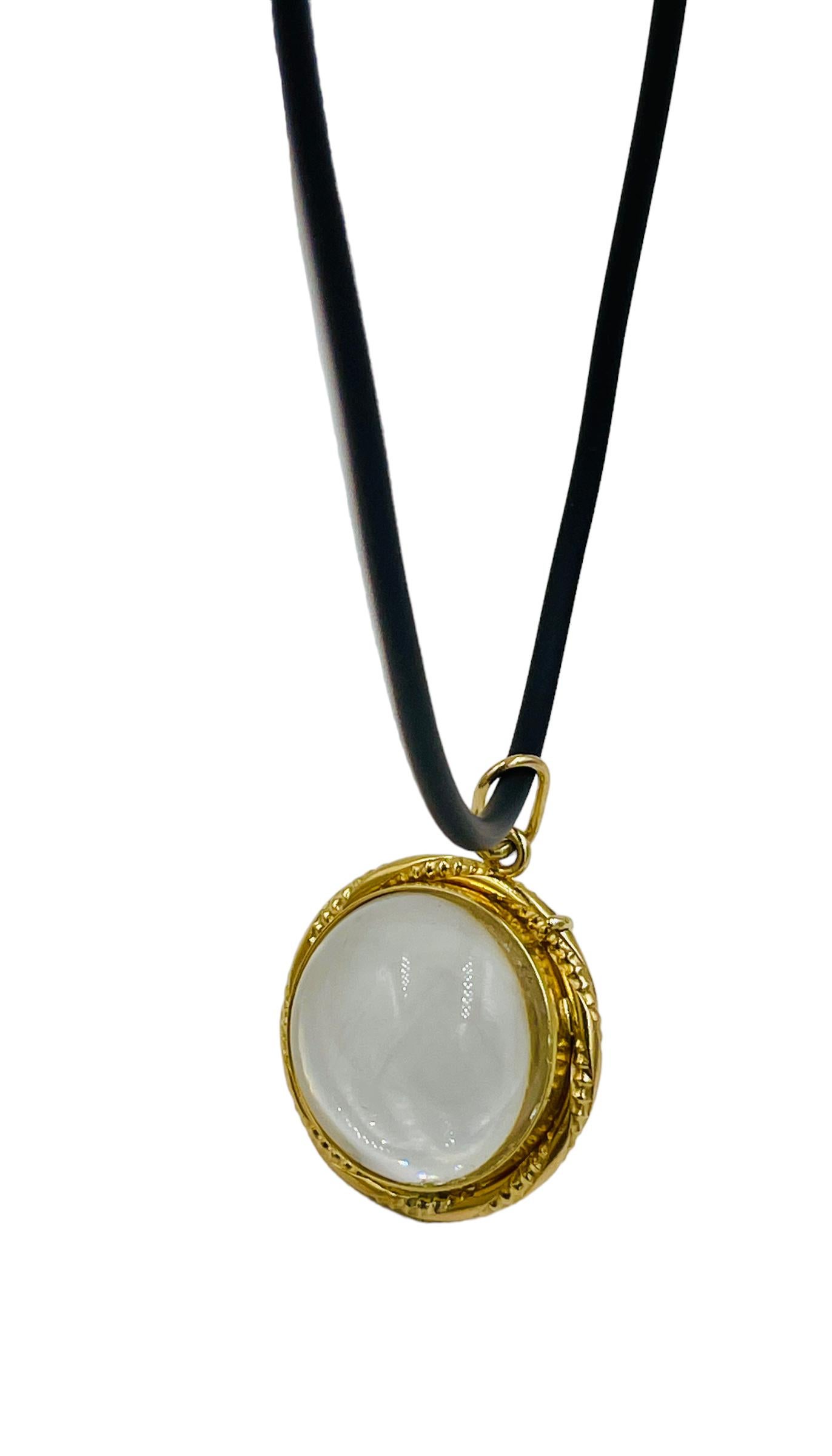 Victorian Pools Of Light Gold Locket In Good Condition In Los Angeles, CA