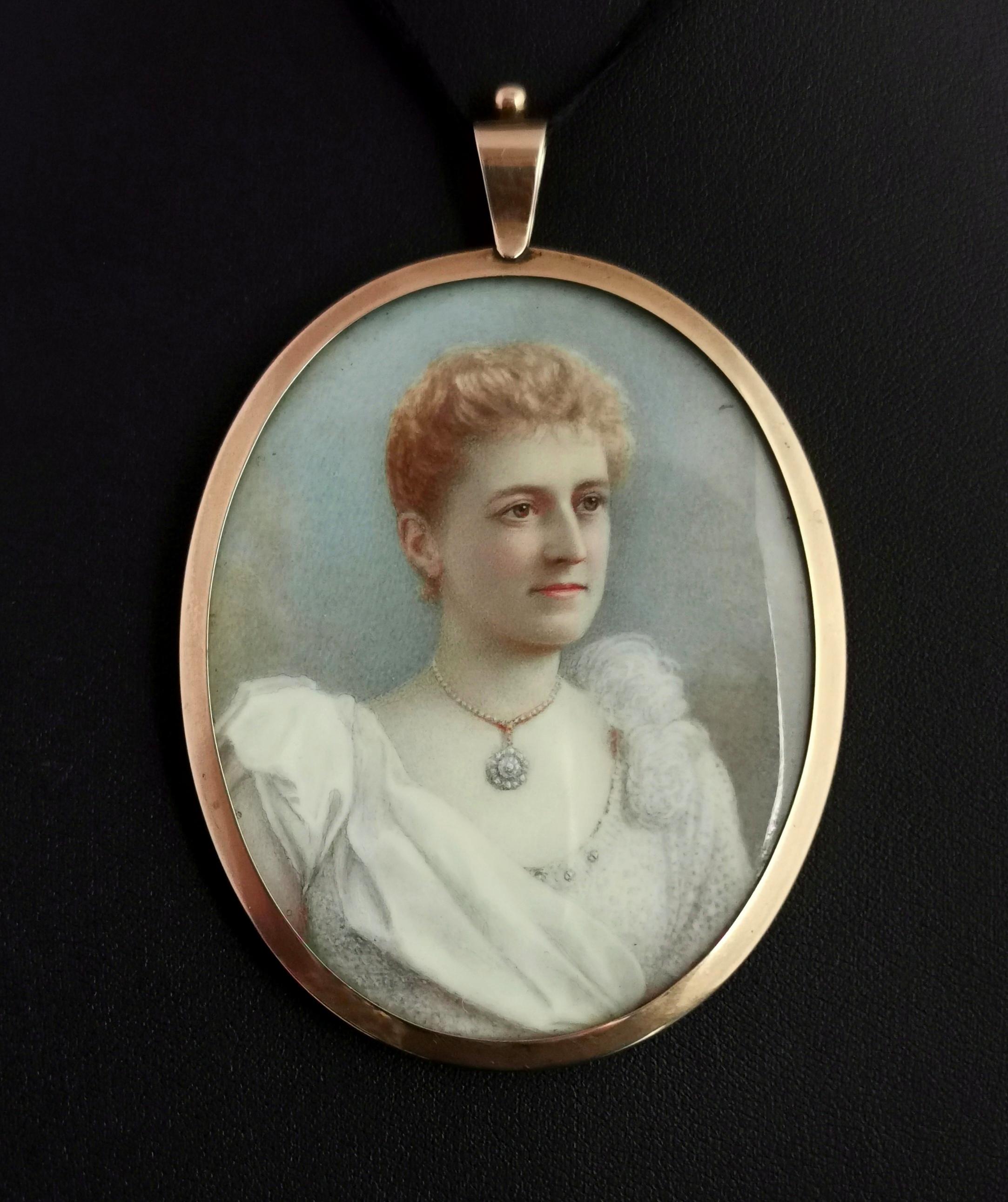 Eine sehr schöne antike Porträtminiatur in Gold mit einem Anhängerbeschlag.

Es handelt sich um ein großes Stück mit einem reichhaltigen Rahmen aus 9-karätigem Gold mit glasierten Abdeckungen auf beiden Seiten. Die Vorderseite zeigt das wunderschöne