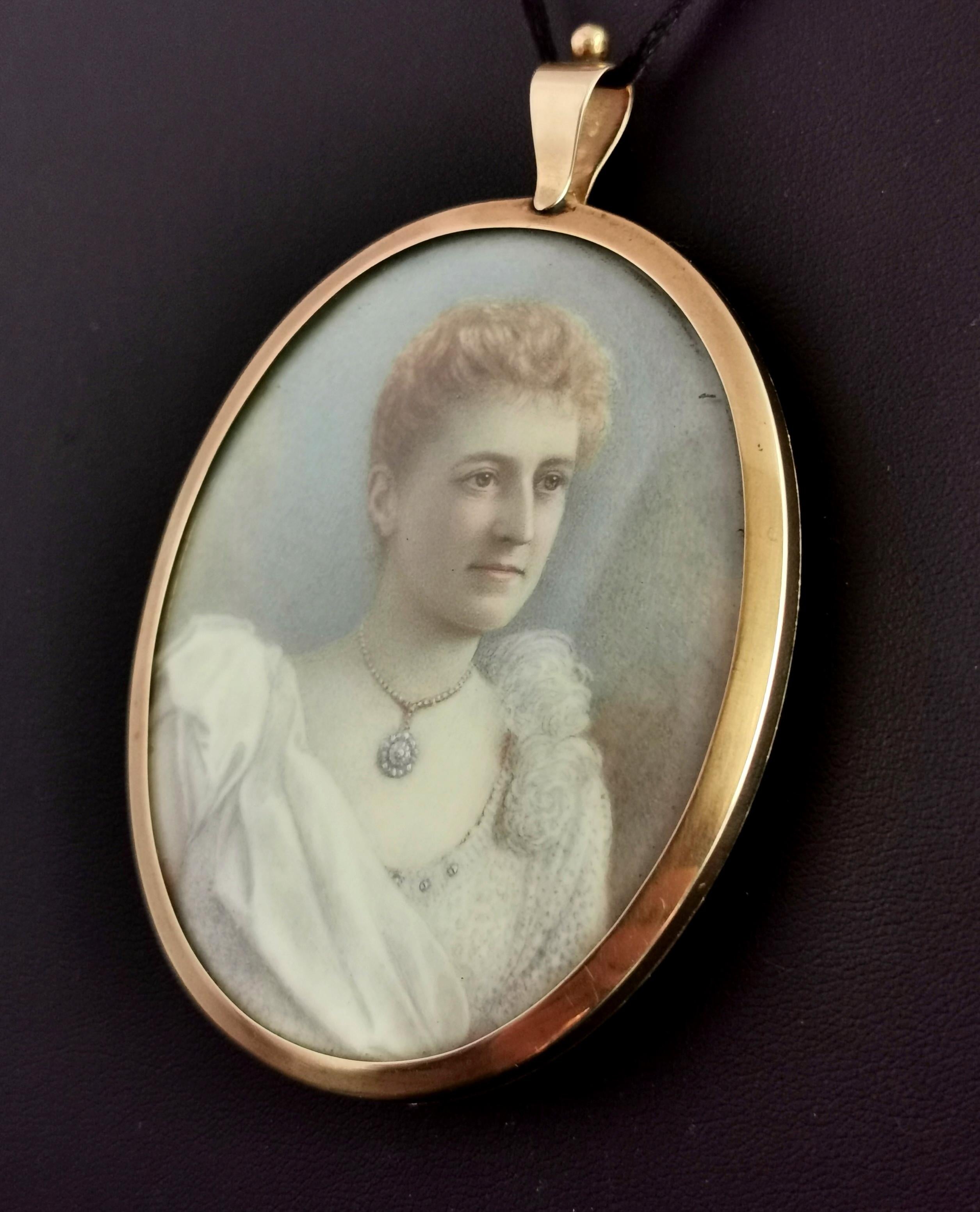 Late Victorian Victorian Portrait Miniature Pendant, Locket, Hairwork, 9 Karat Yellow Gold