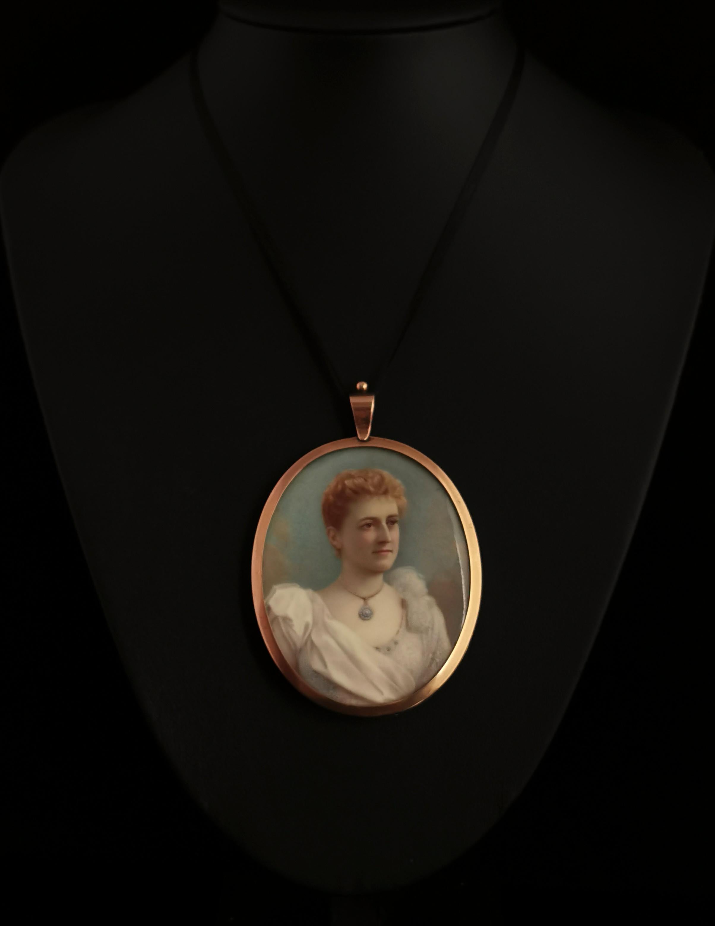 Victorian Portrait Miniature Pendant, Locket, Hairwork, 9 Karat Yellow Gold In Good Condition In NEWARK, GB