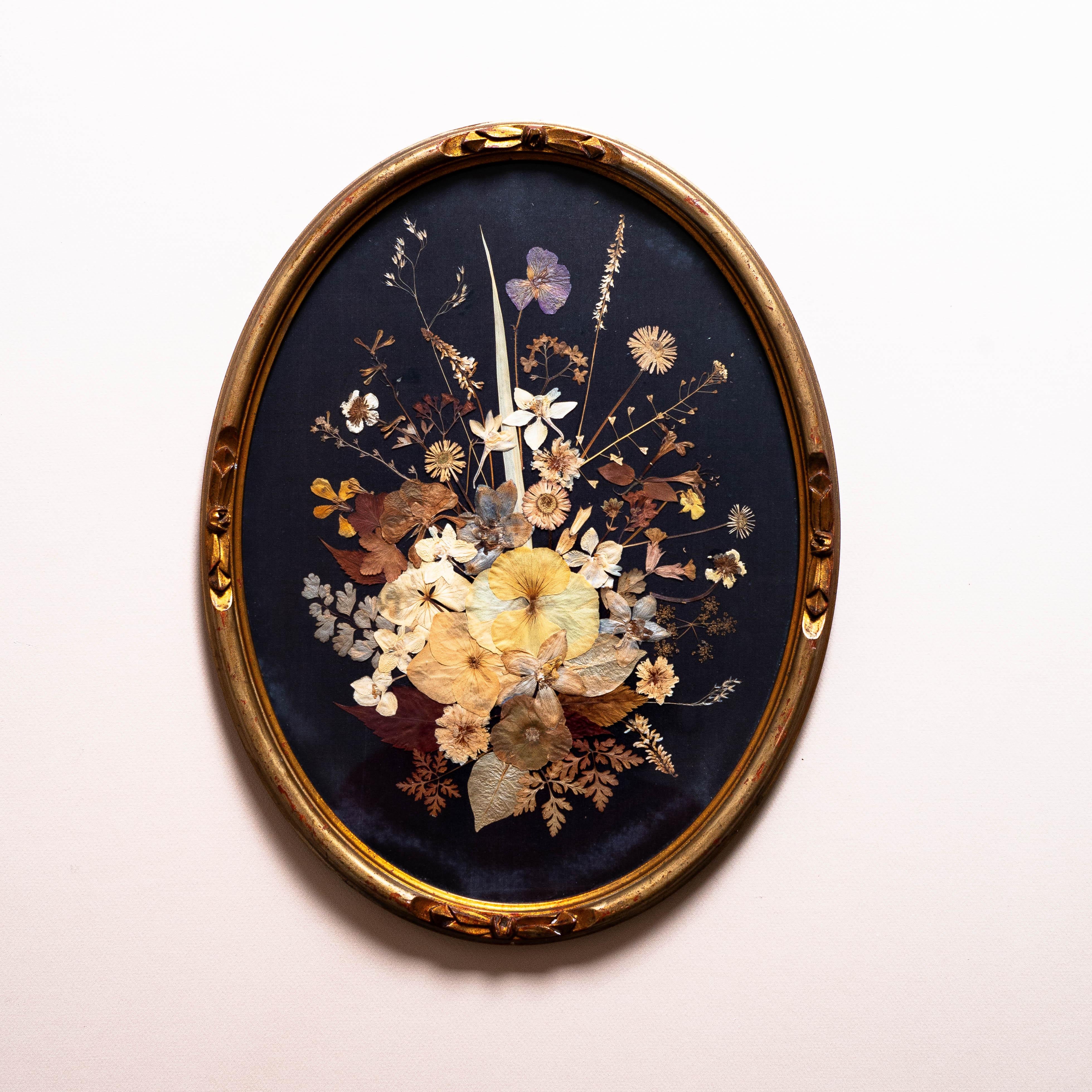 Victorian Pressed Flower Oddity, Botanical Art in Gilt Oval Frame, 19th Century In Good Condition For Sale In ROUEN, FR