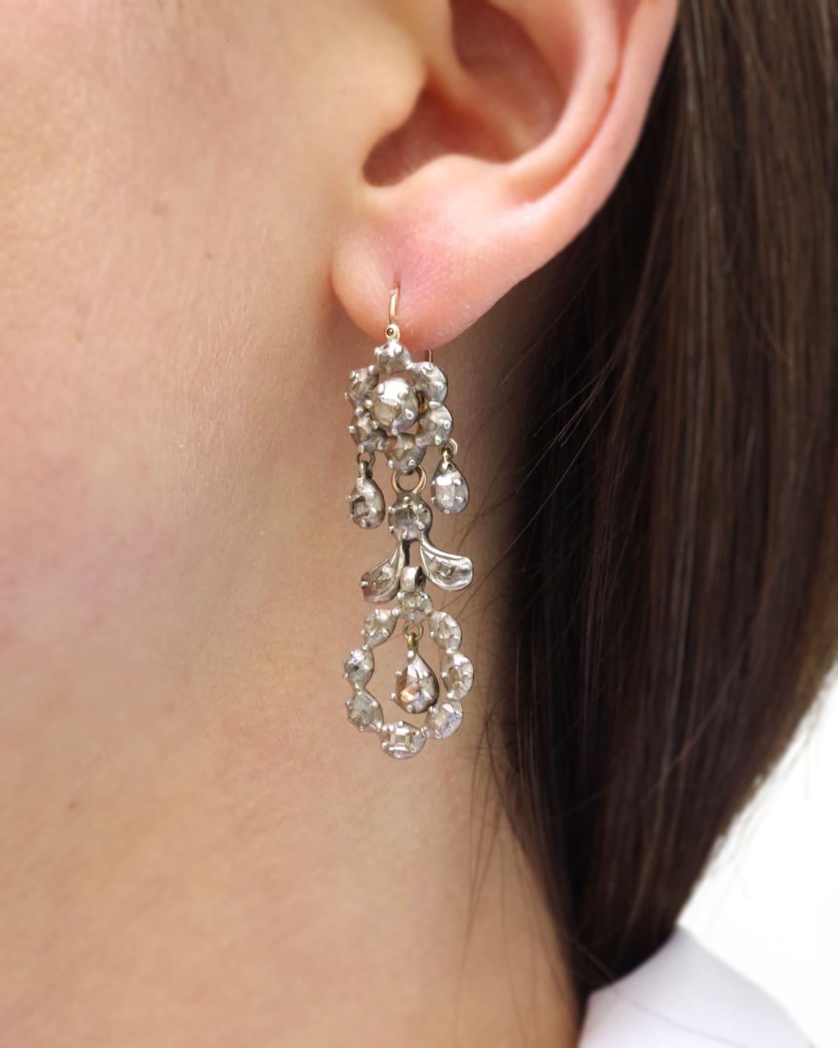 Provençal diamond drop earrings in 18 karat gold and silver. Pair of pendants set with antique table-cut diamonds. The diamonds are set in a silver mount in a setting typical of this regional jewelry. The clasps are made of gold. The back of the