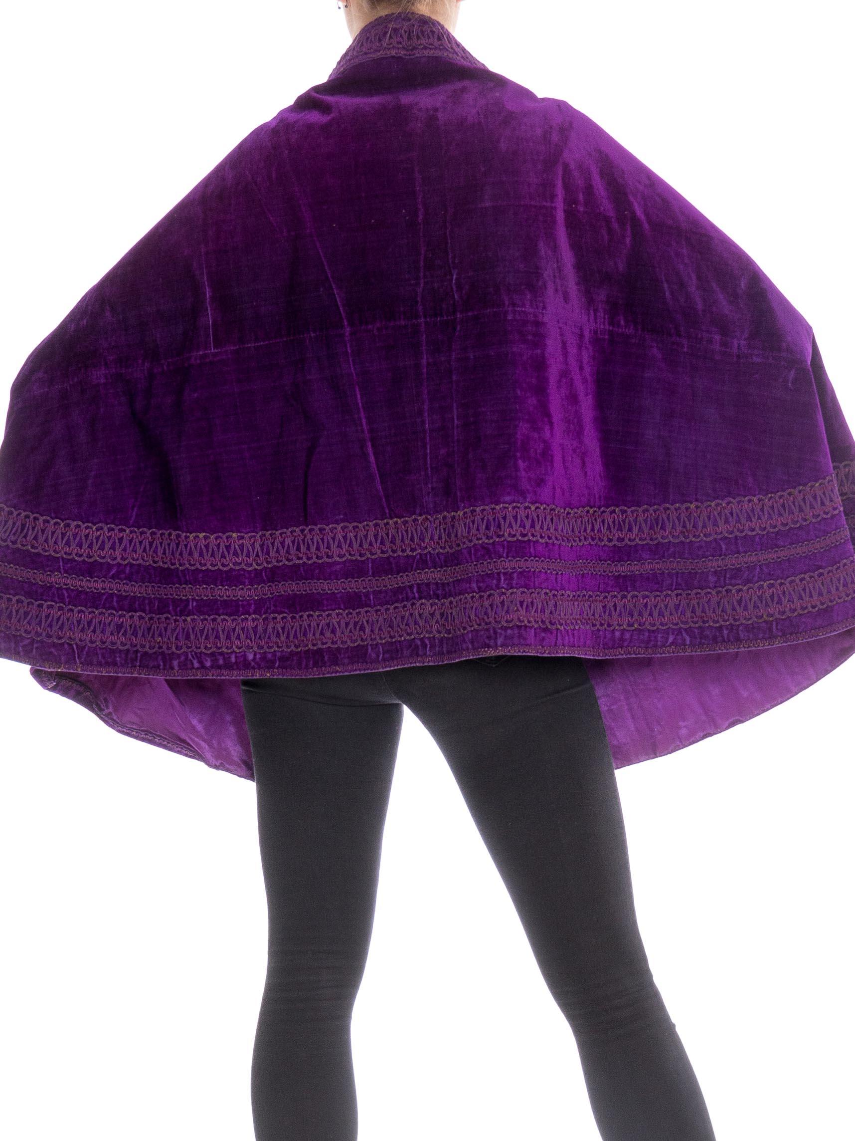 Victorian Purple Silk Velvet 1870/90 Cape With Lion Head Clasp In Excellent Condition In New York, NY