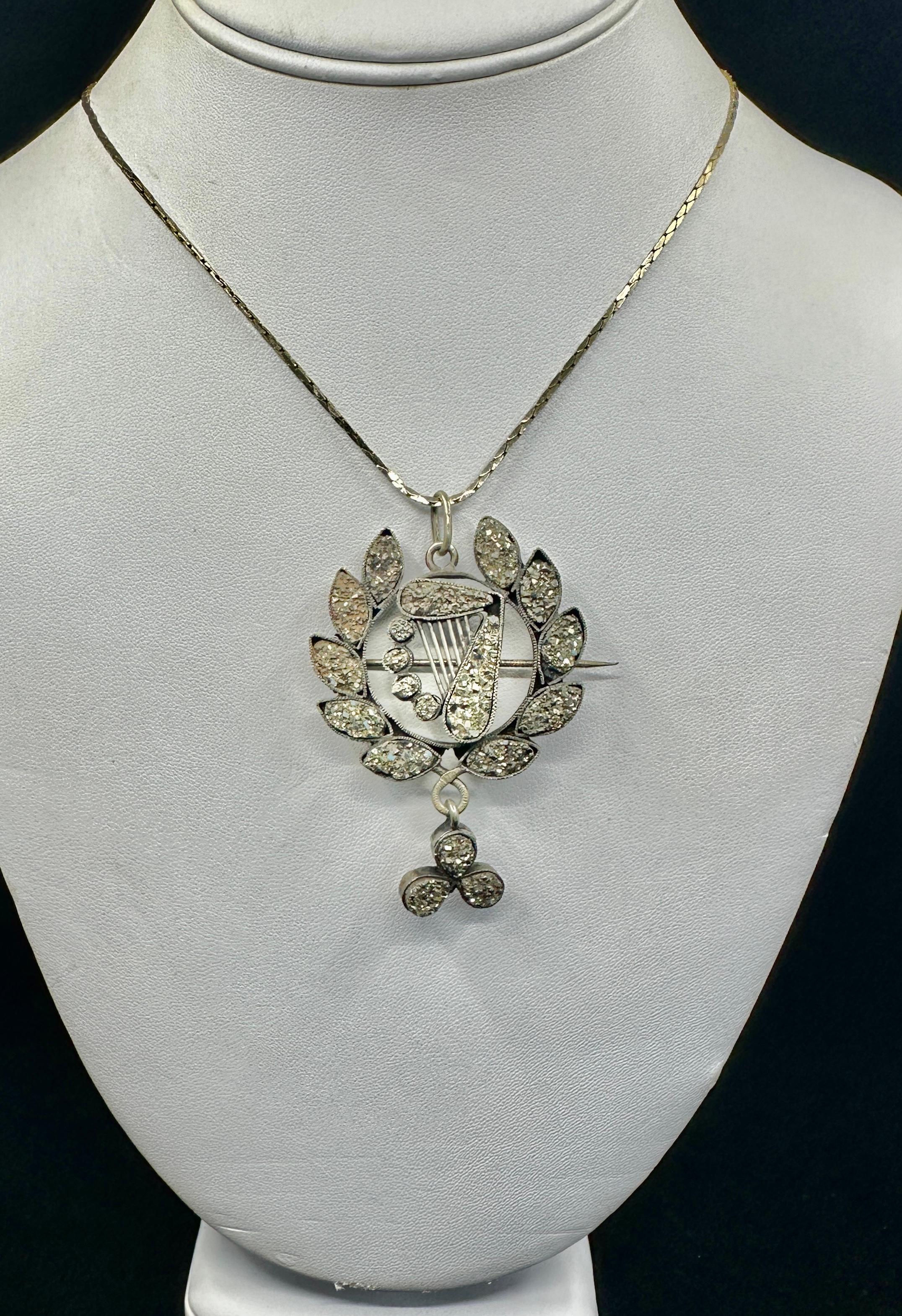 Vittoriano Ciondolo vittoriano in pirite druzy a forma di corona d'alloro e trifoglio Collana Spilla Apollo in vendita