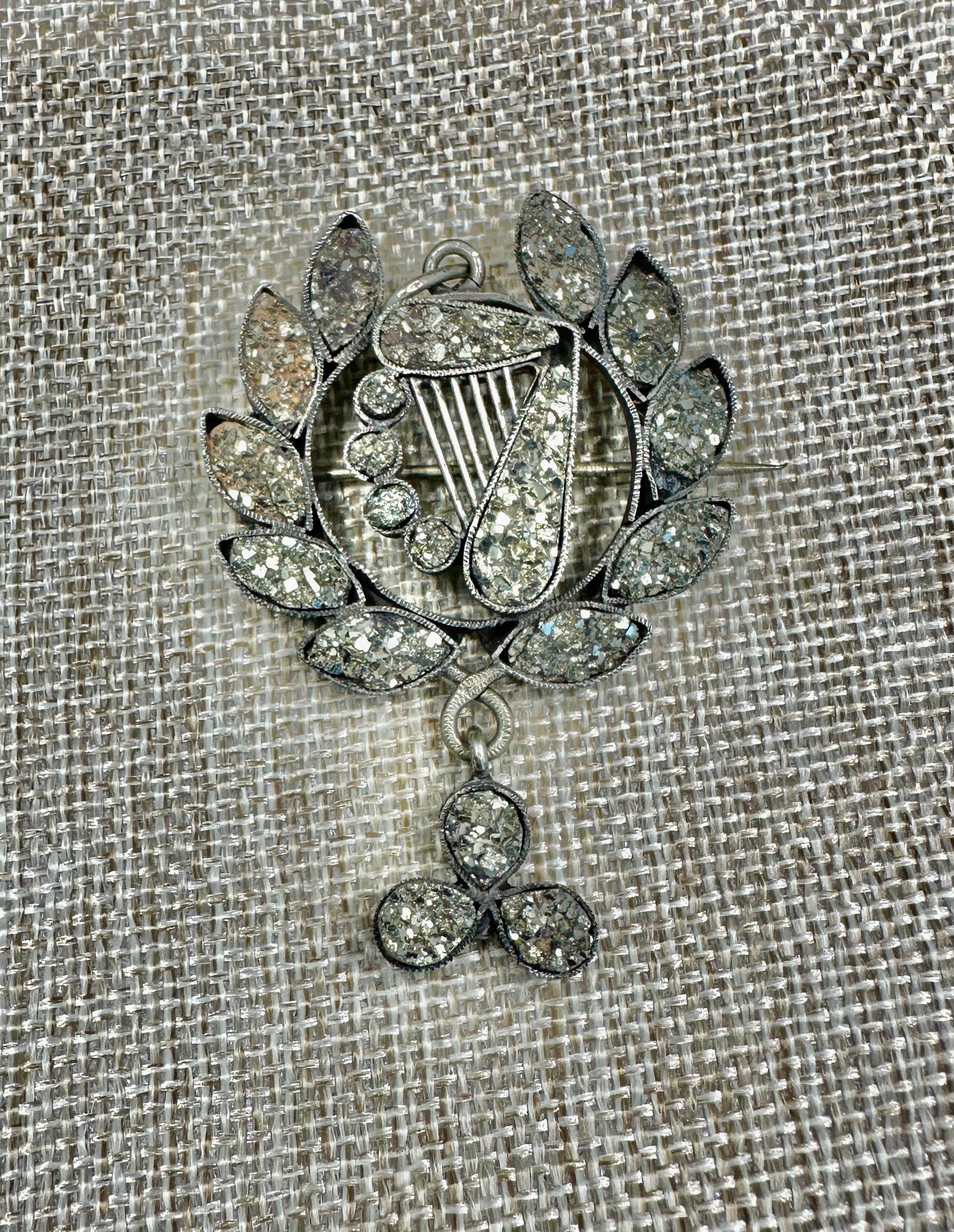 Taglio misto Ciondolo vittoriano in pirite druzy a forma di corona d'alloro e trifoglio Collana Spilla Apollo in vendita