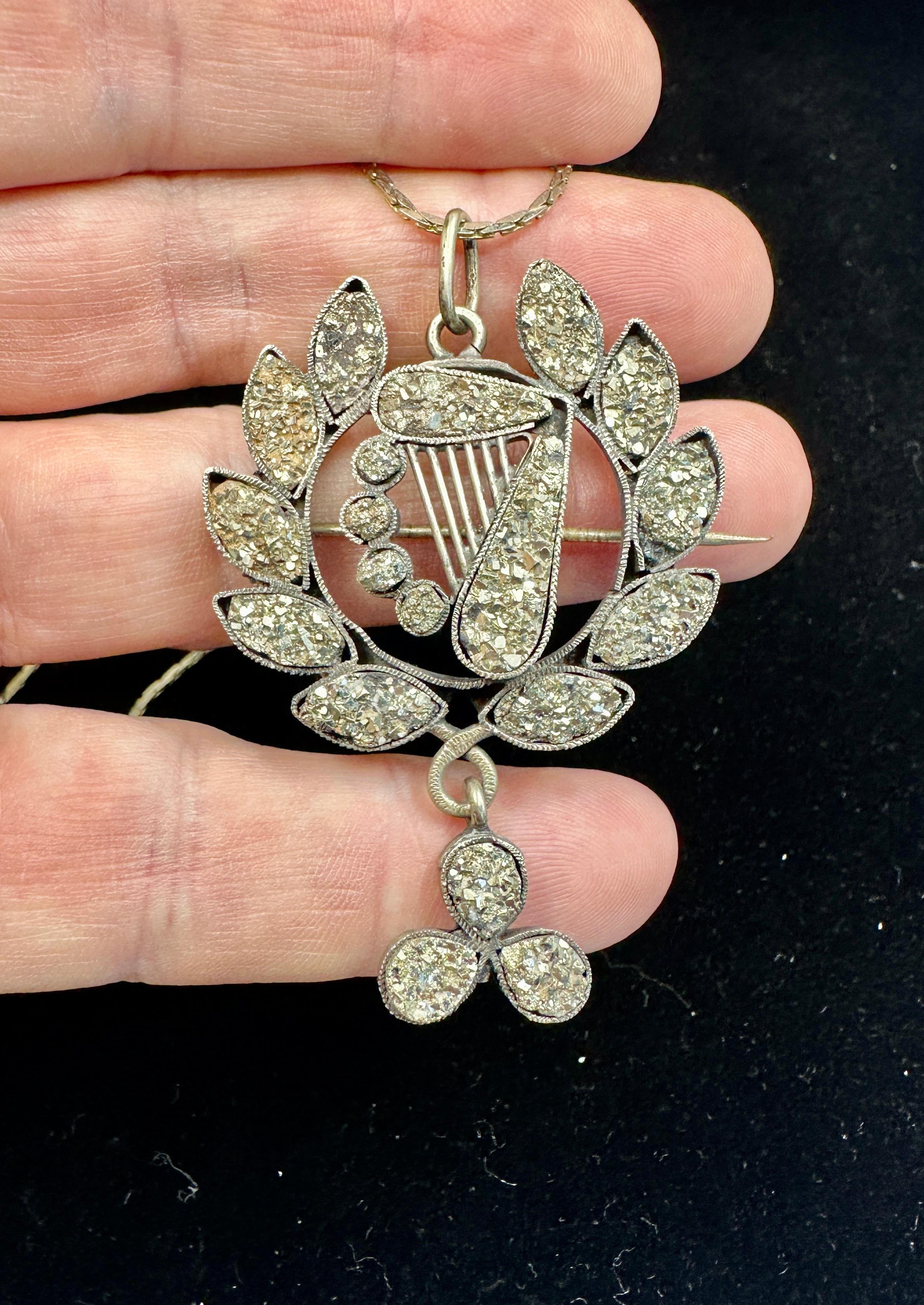 Ciondolo vittoriano in pirite druzy a forma di corona d'alloro e trifoglio Collana Spilla Apollo In condizioni ottime in vendita a New York, NY