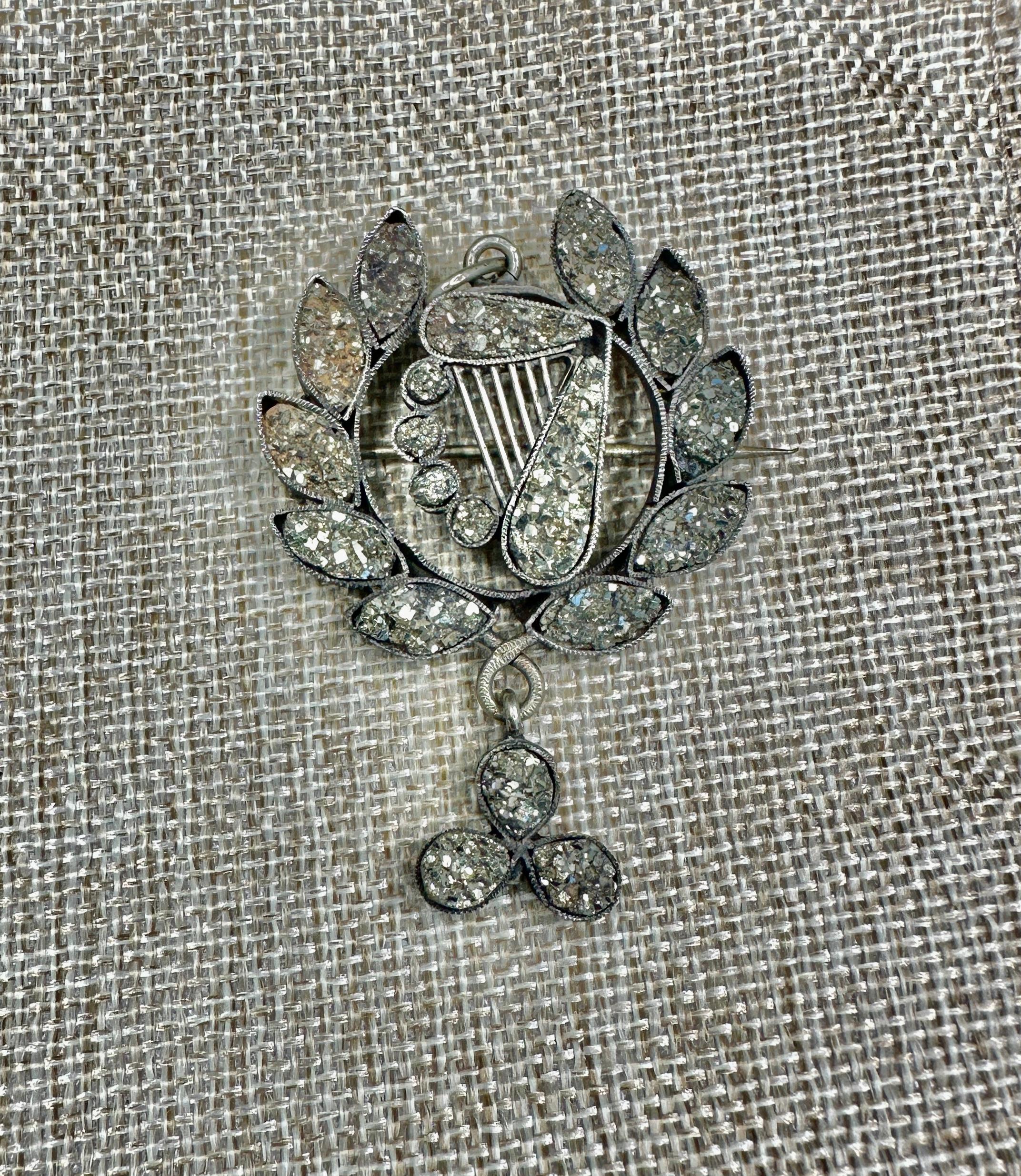 Ciondolo vittoriano in pirite druzy a forma di corona d'alloro e trifoglio Collana Spilla Apollo in vendita 1