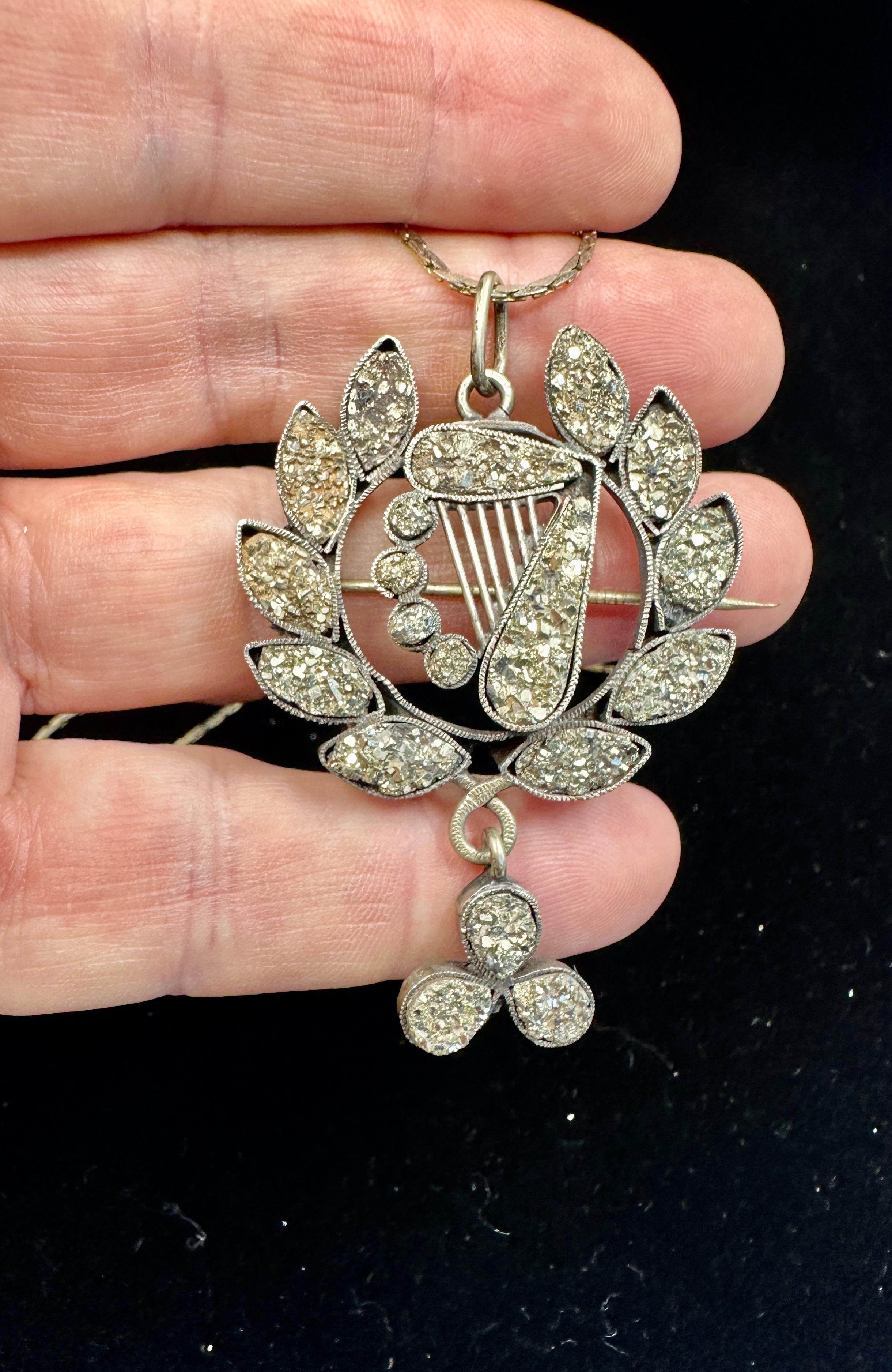 Ciondolo vittoriano in pirite druzy a forma di corona d'alloro e trifoglio Collana Spilla Apollo in vendita 2