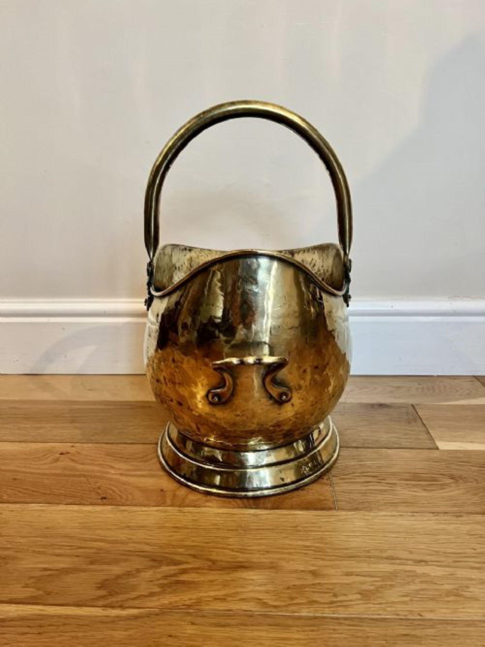 Victorian Quality Brass Helmet Coal Scuttle In Good Condition For Sale In Ipswich, GB